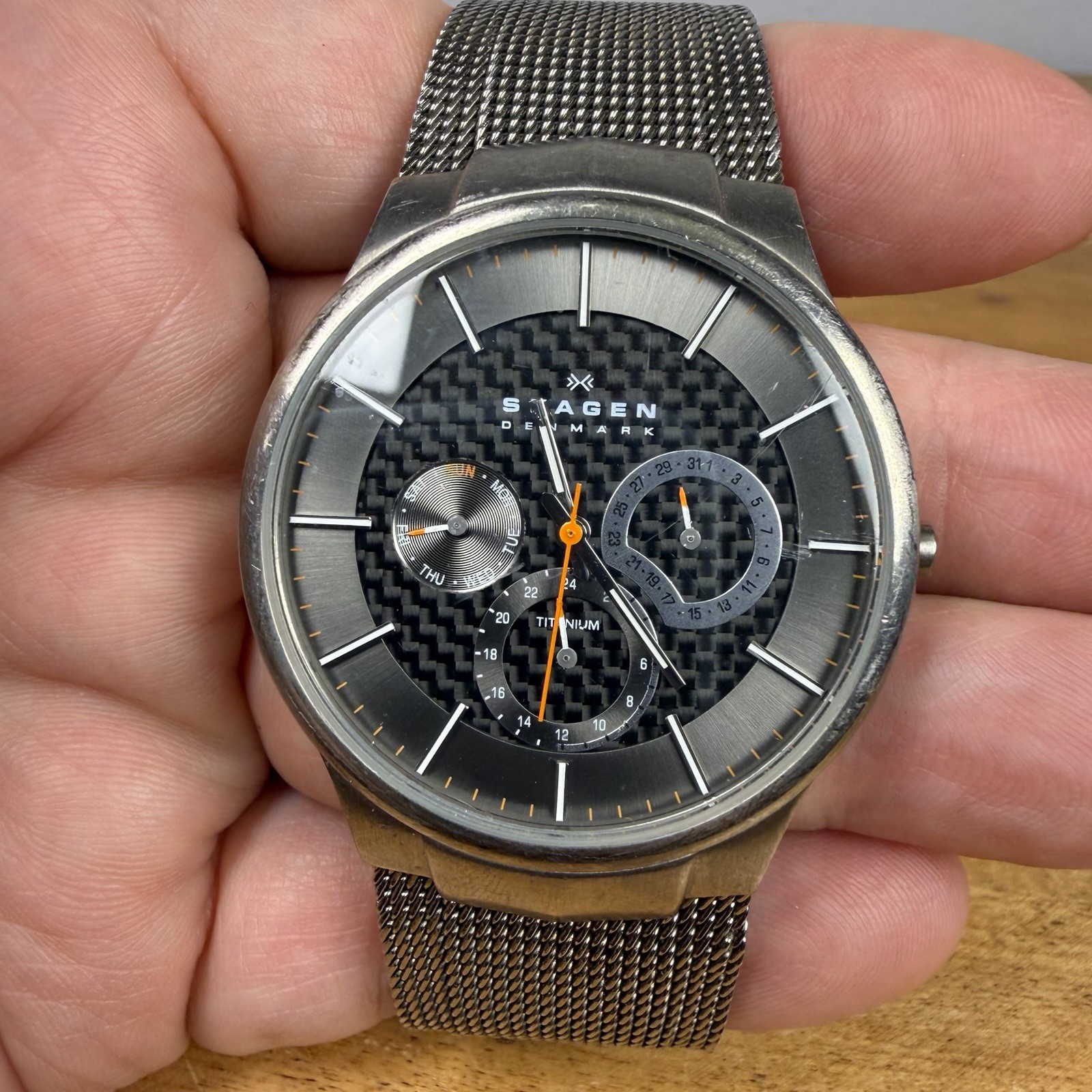 Skagen Men’s 809XLTTM Carbon Fiber Dial Titanium Watch Preowned w new Battery