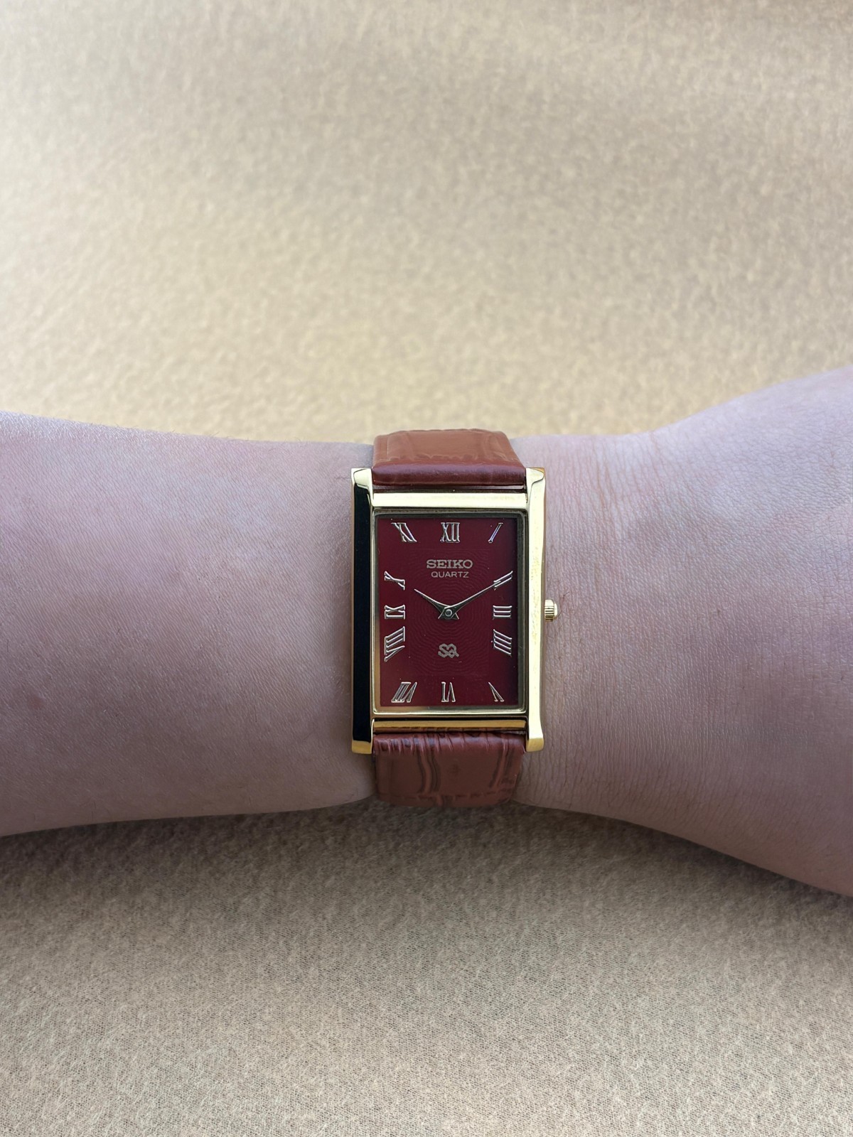 RED DIAL GOLD CASE Vintage Seiko Slim Quartz Men’s WristWatch