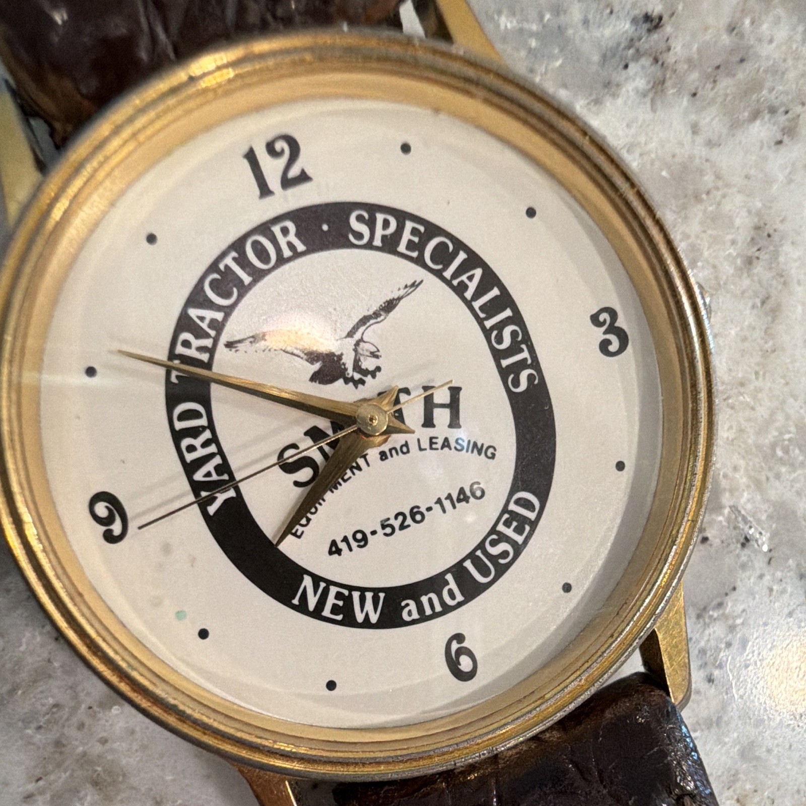 Analog Wristwatch Gold Tone Round Case Logo Dial Brown Leather Strap 12-Hour