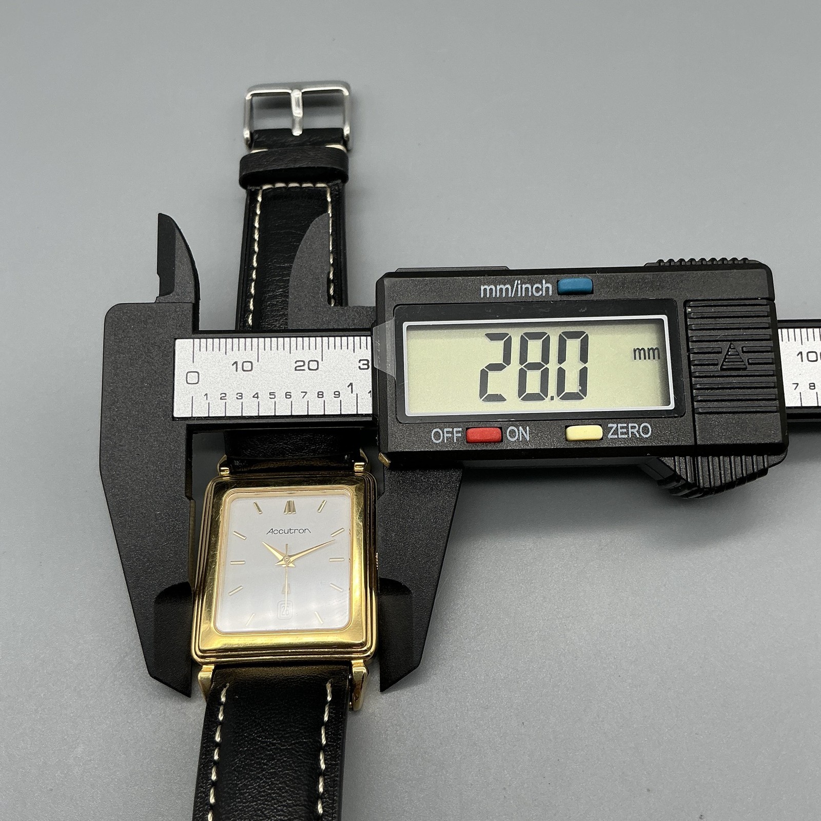 Vintage Accutron Mens Watch 28mm Gold Tone Black Leather Date 585384 New Battery