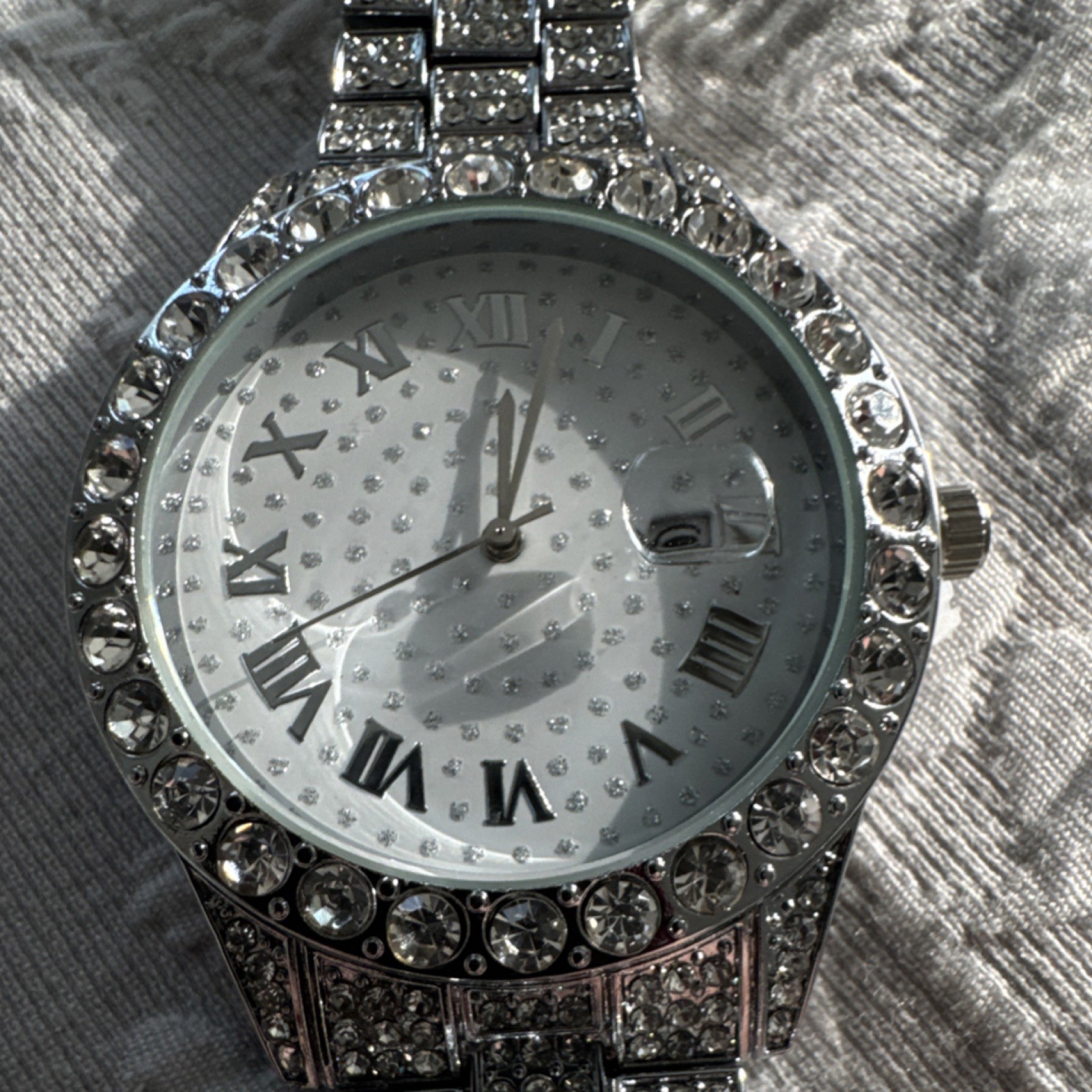 Silver Gem-Set Analog Wristwatch – Roman Numerals, Diamond Pattern Dial