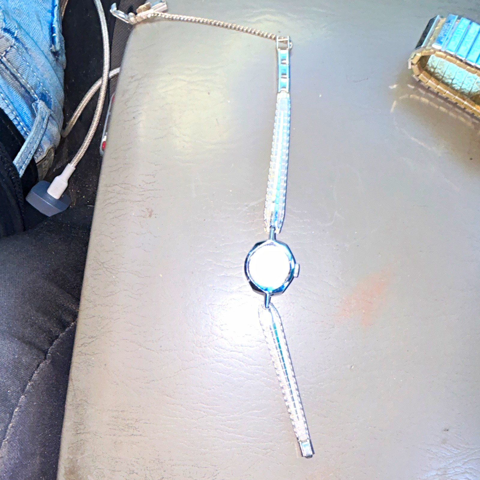Women’s Silver Tone Analog Wristwatch Metal Bracelet White Dial Round 12-Hour