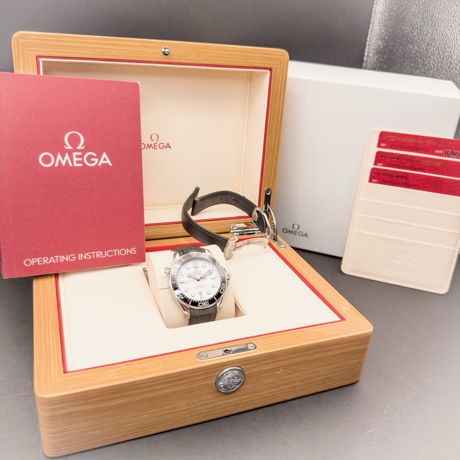 OMEGA Seamaster Diver 300M 210.32.42.20.04.001 – White Wave – Box & Papers