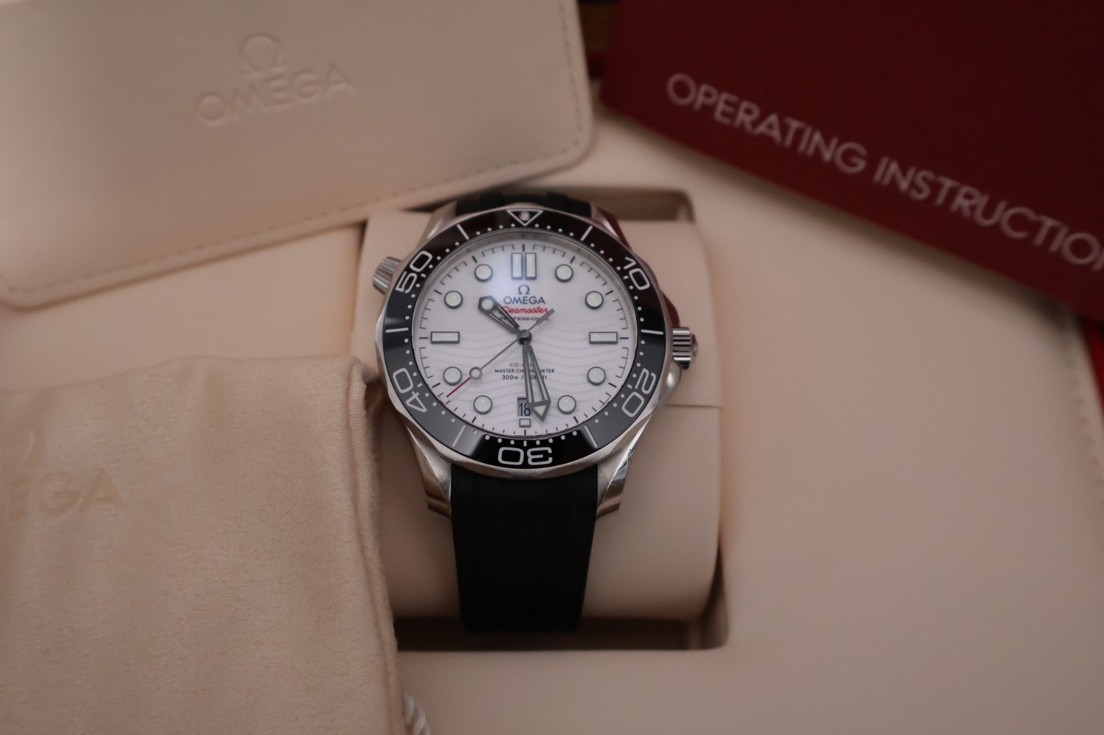 Omega Seamaster Diver 300m 42mm White Dial 210.32.42.20.04.001 Full Set