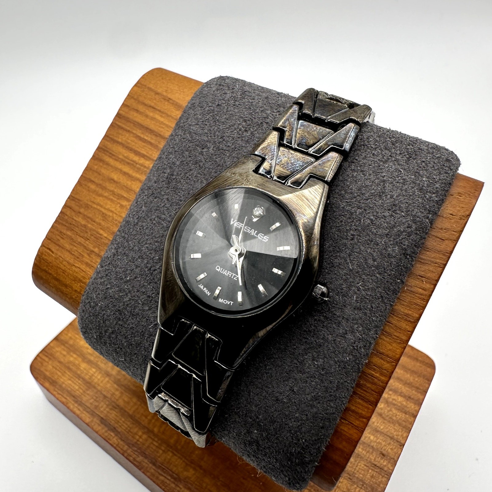Versales Quartz Black Dial Silver-Tone Bracelet Watch