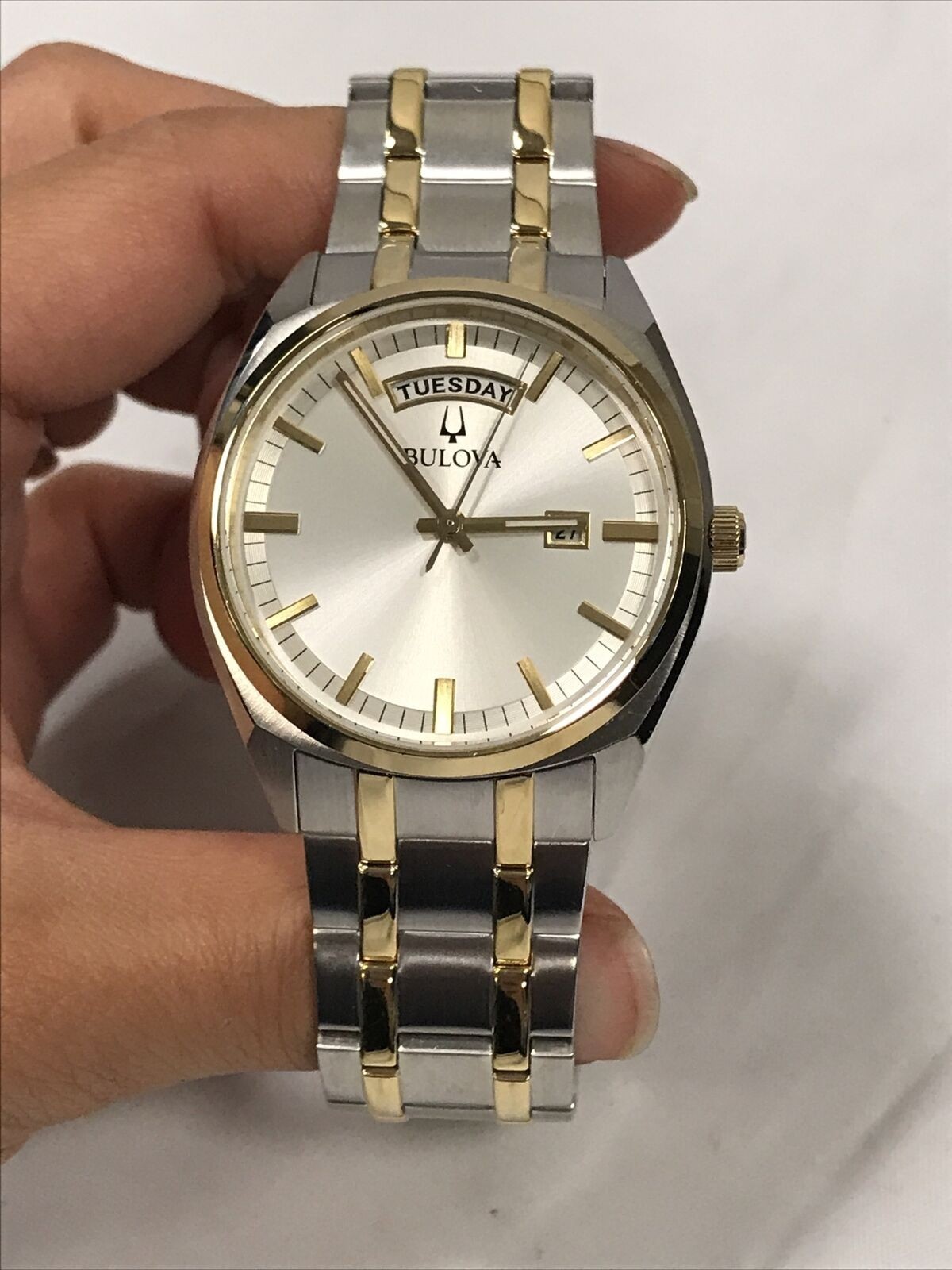 Bulova 98C127 Surveyor Classic Men’s Day/Date Two Tone 39mm Watch – EXC COND