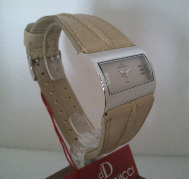 Reloj para mujer Dani Danicci color camel en acero inoxidable con correa cuero