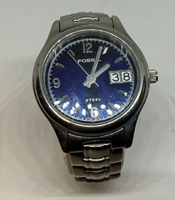 Desirable Fossil Steel womens watch with super large date numbers, light wear
