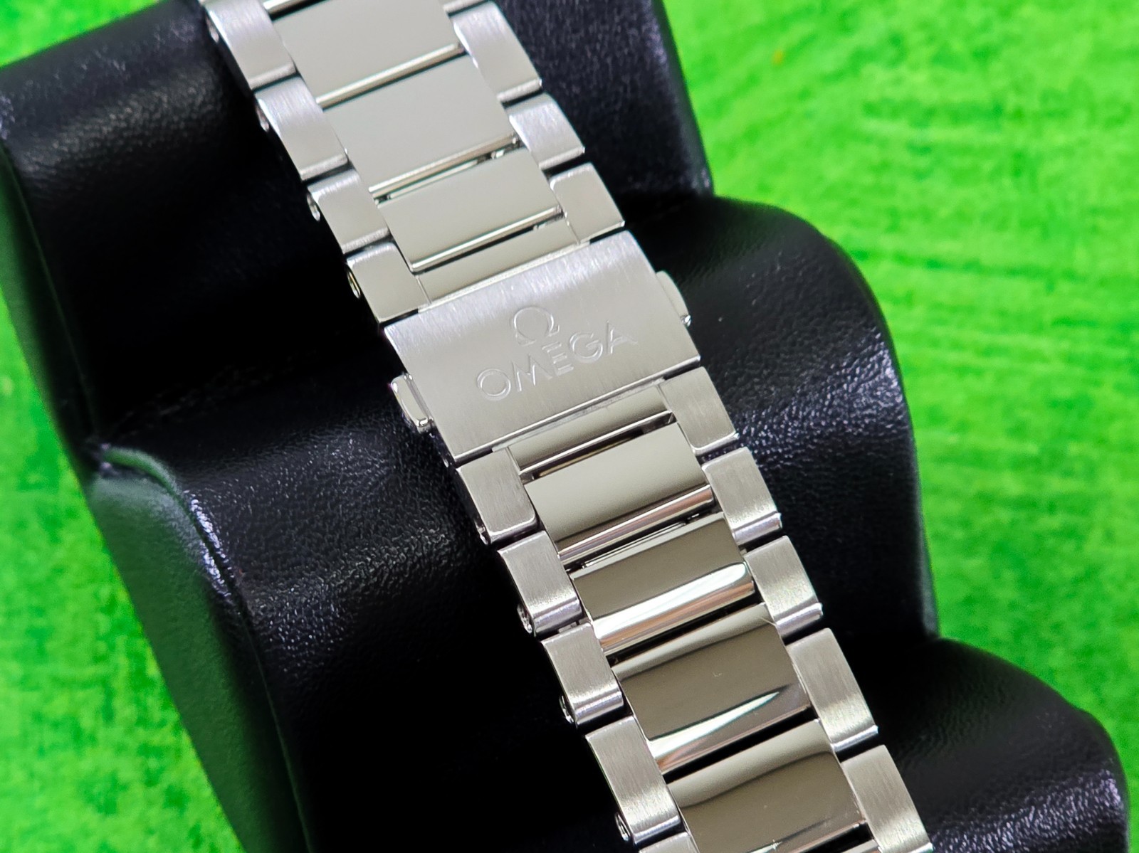 Omega Seamaster Aqua Terra 41mm White dial on Bracelet – Complete set Undated