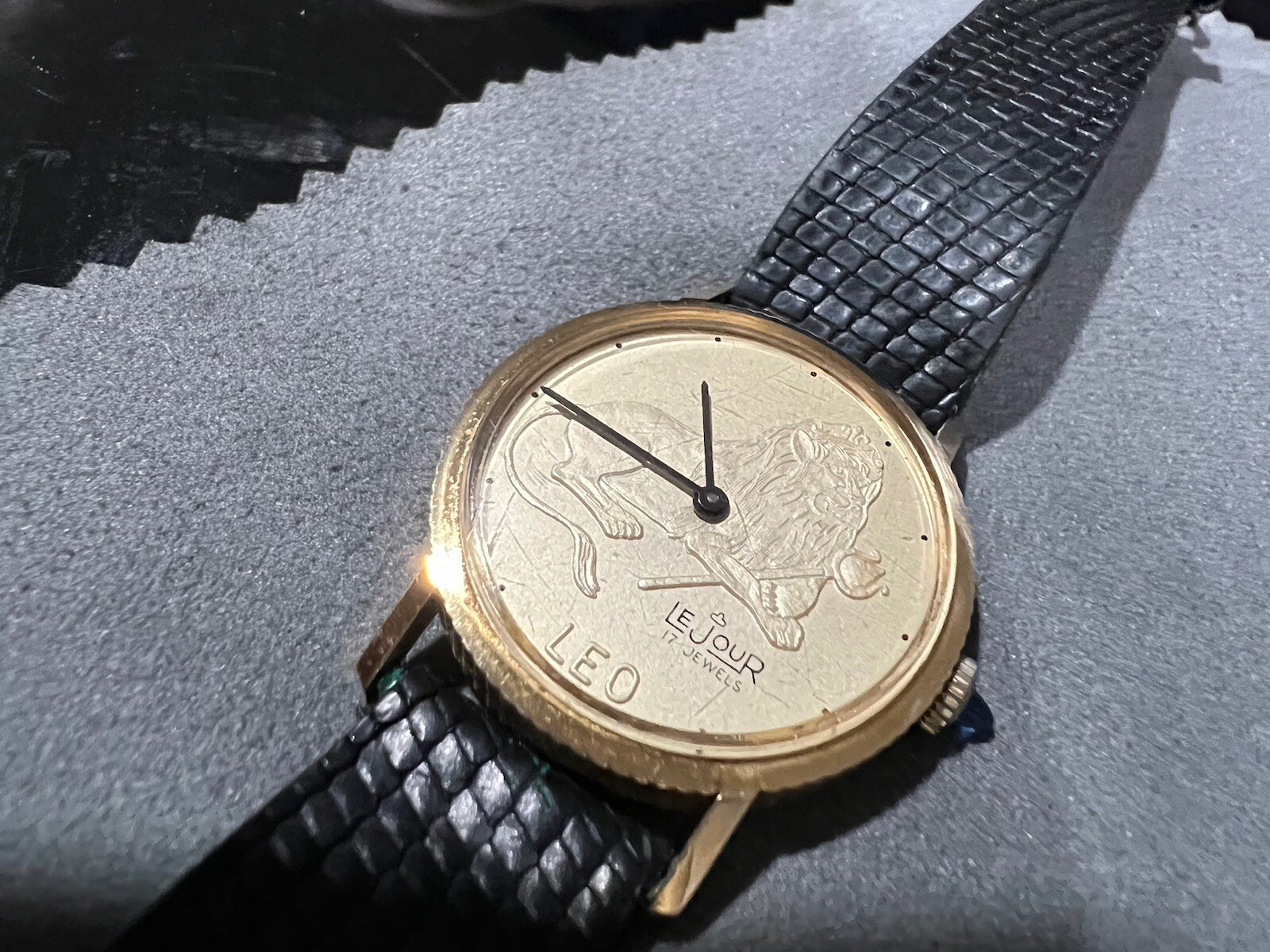 Le Jour 17 Jewel Mechanical Zodiac Leo Vintage Watch