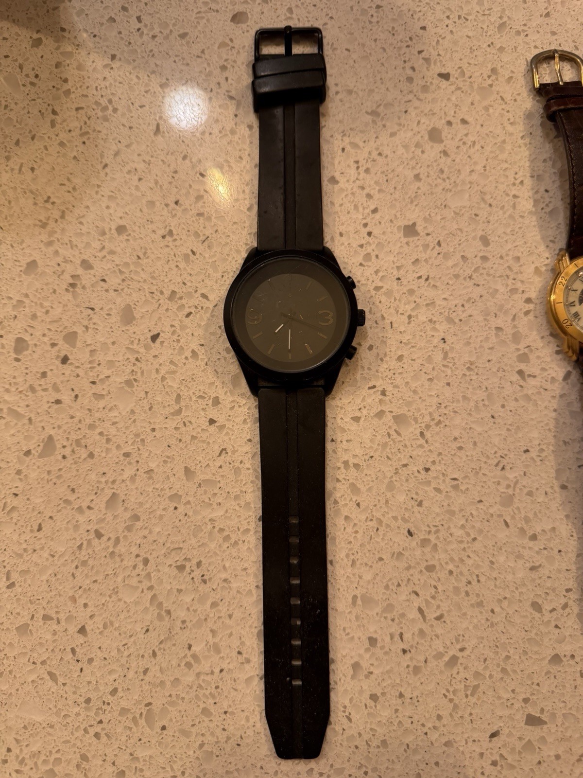 Unlisted Casual Analog Wristwatch Black Dial Metal Case Rubber Strap 12-Hour