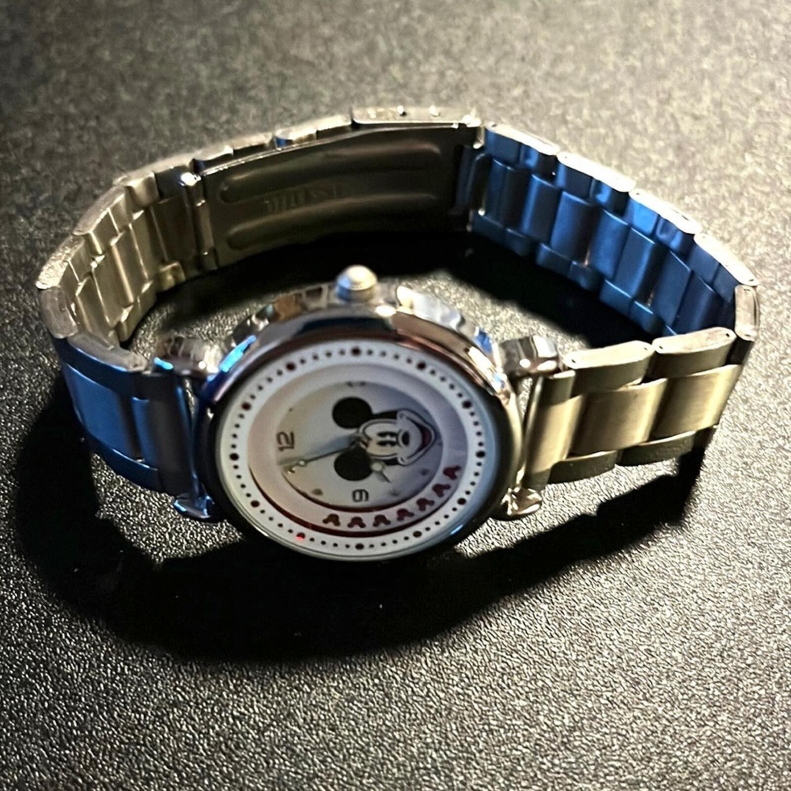 EUC Kede Mickey Mouse watch – rotating hearts second hand