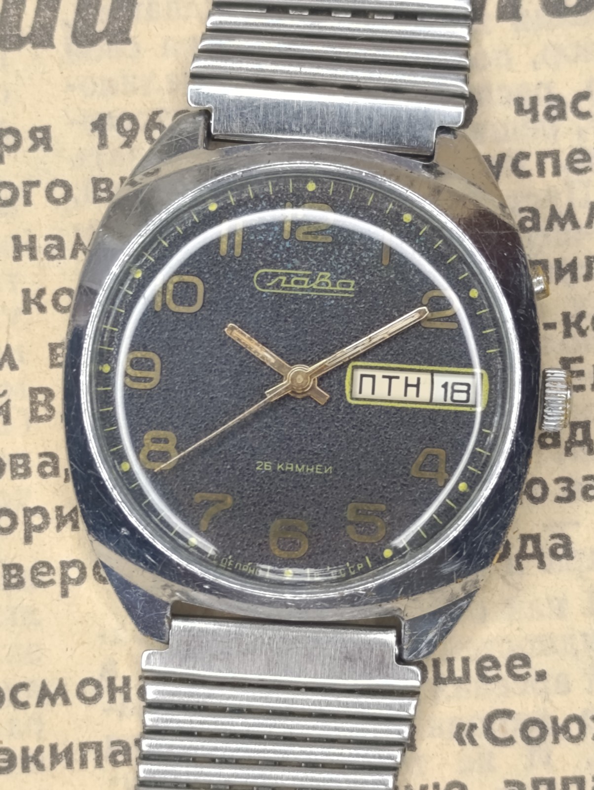 Vintage Soviet USSR Wrist Watch SLAVA 2428 26J black Dial Day/Date Serviced