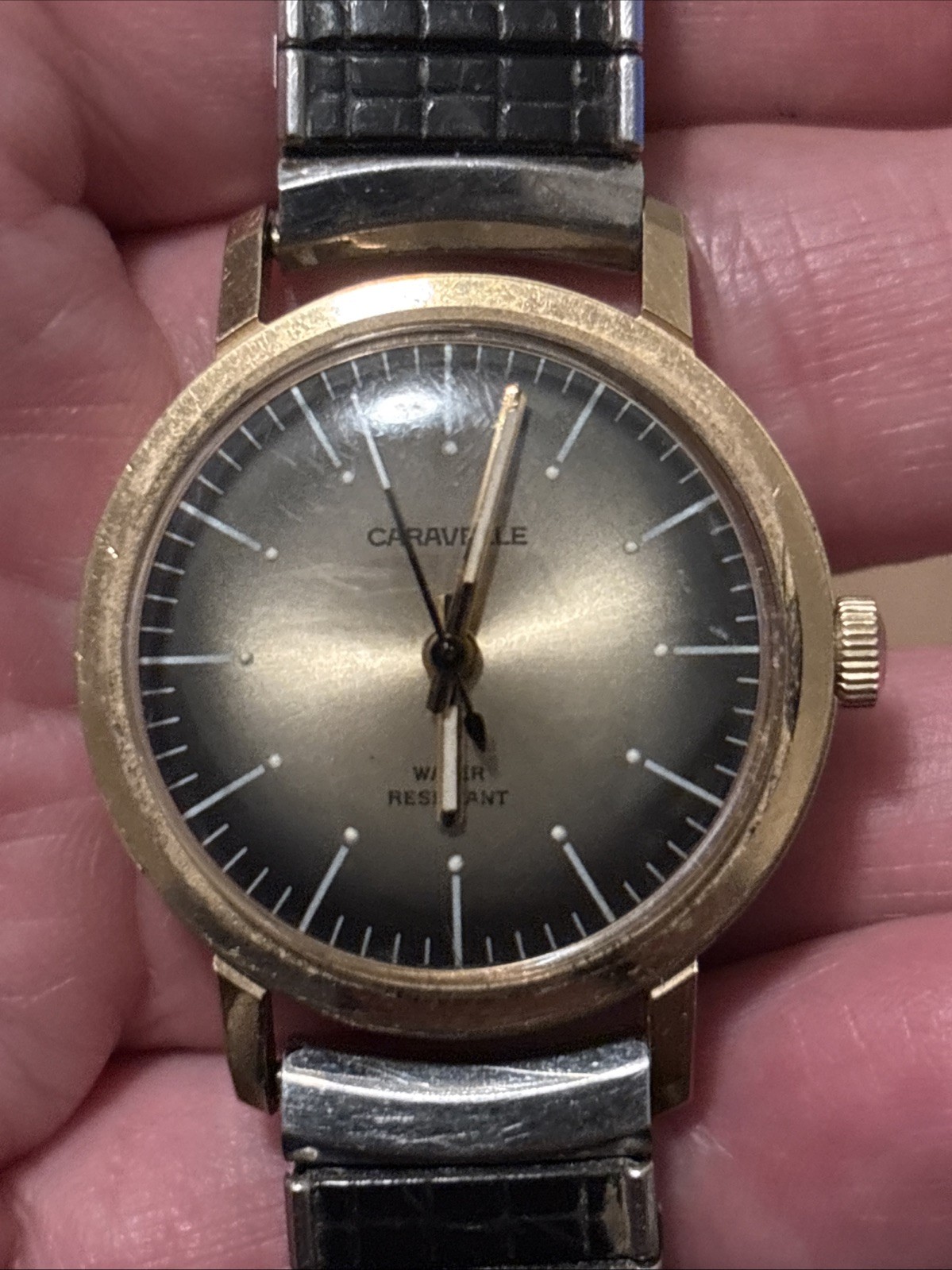 Beautiful Vintage Caravelle Men’s Manual Winding Watch. It runs great!!!!