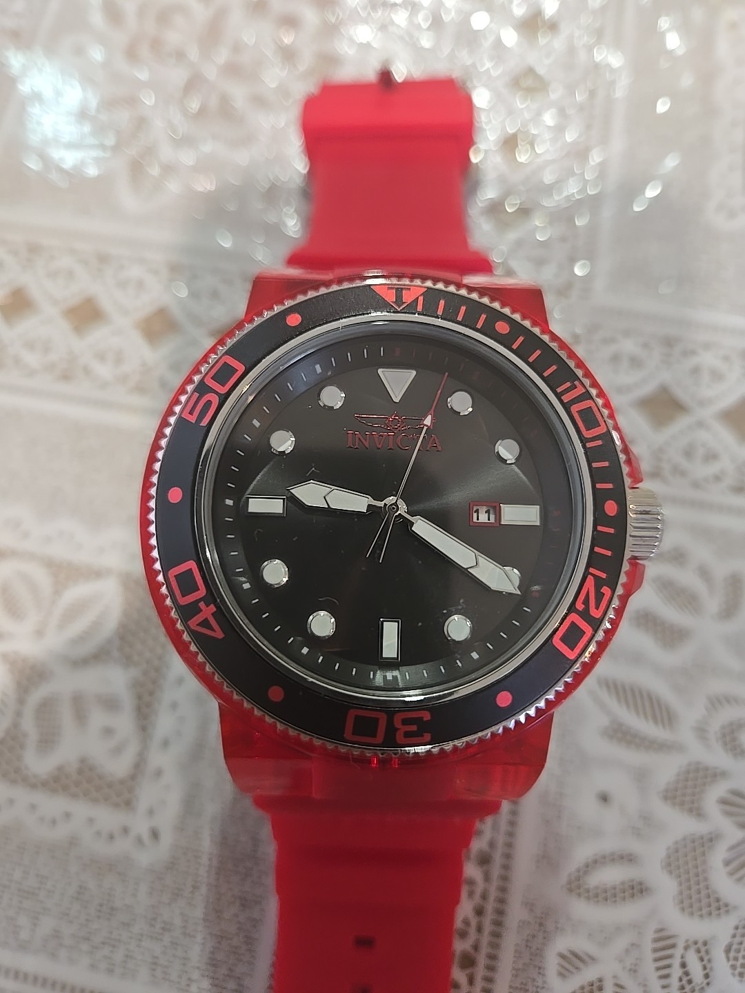 Invicta 32329 Pro Diver Men’s Watch Red, Black Dial 51.5mm Quartz Movement. Pic
