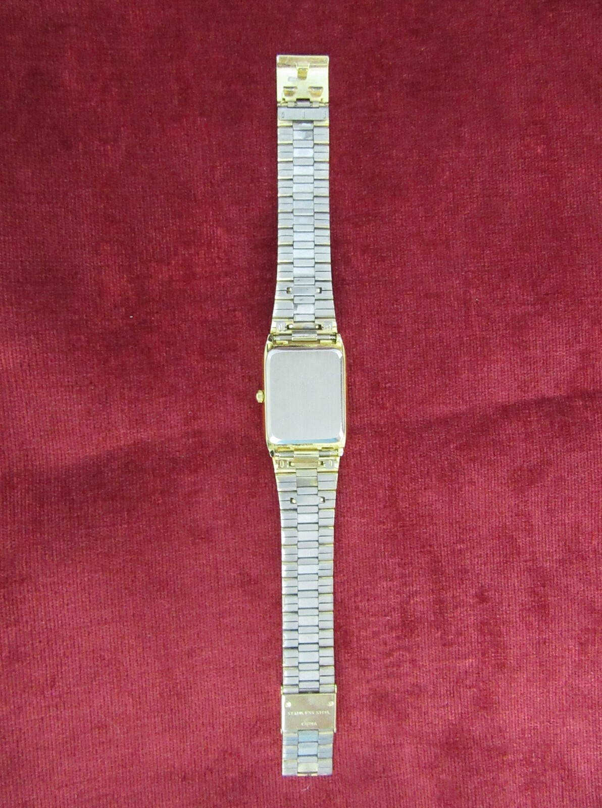 Sergio Valente Gold Dial Gold Tone Quartz Men’s Wrist Watch – Needs Battery