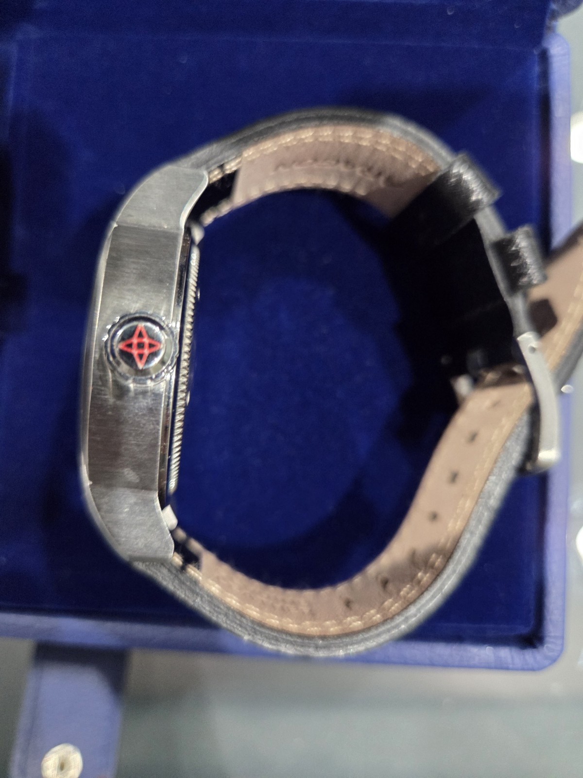 ARAGON Anviator Men’s Quartz 43mm Dragon Dial 100m Black Leather Strap Box