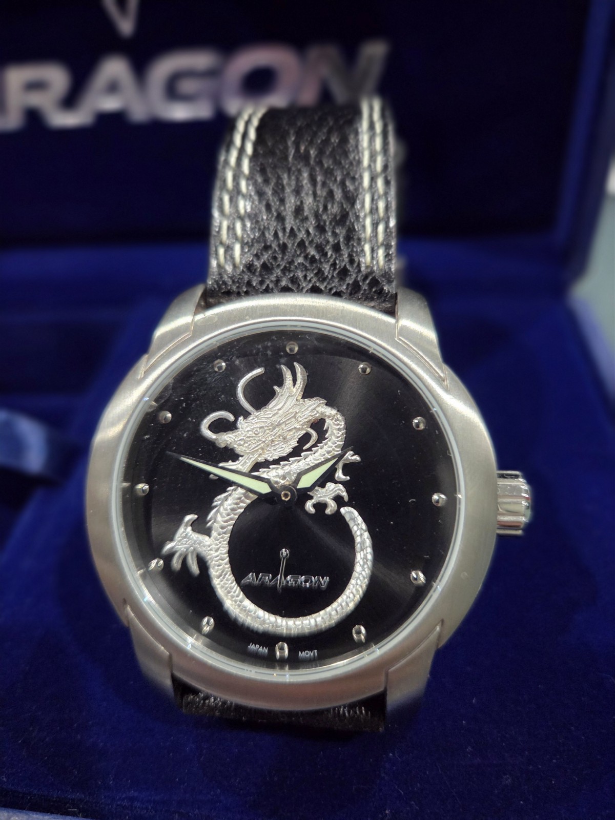 ARAGON Anviator Men’s Quartz 43mm Dragon Dial 100m Black Leather Strap Box