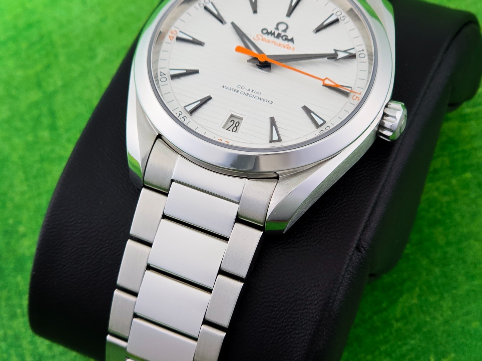 Omega Seamaster Aqua Terra 41mm White dial on Bracelet – Complete set Undated