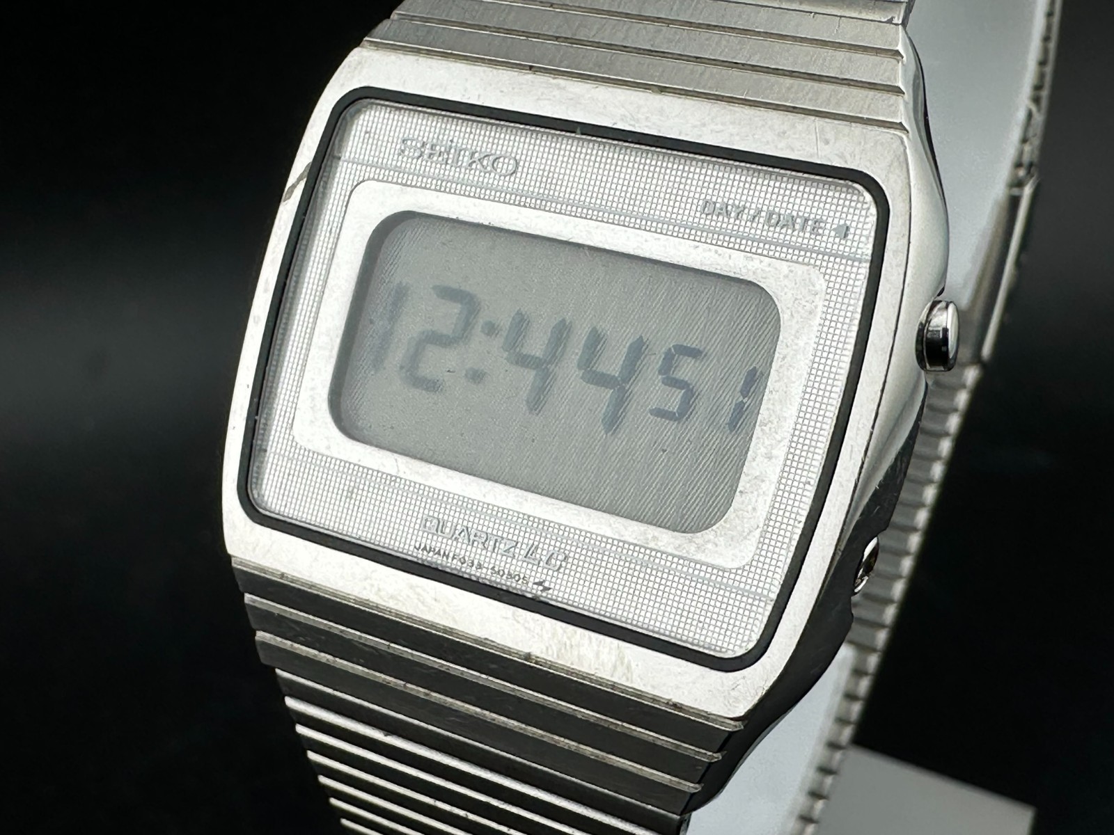 Seiko Quartz LC Men’s Digital Watch Day Date 31mm Quartz Watch F033-5030