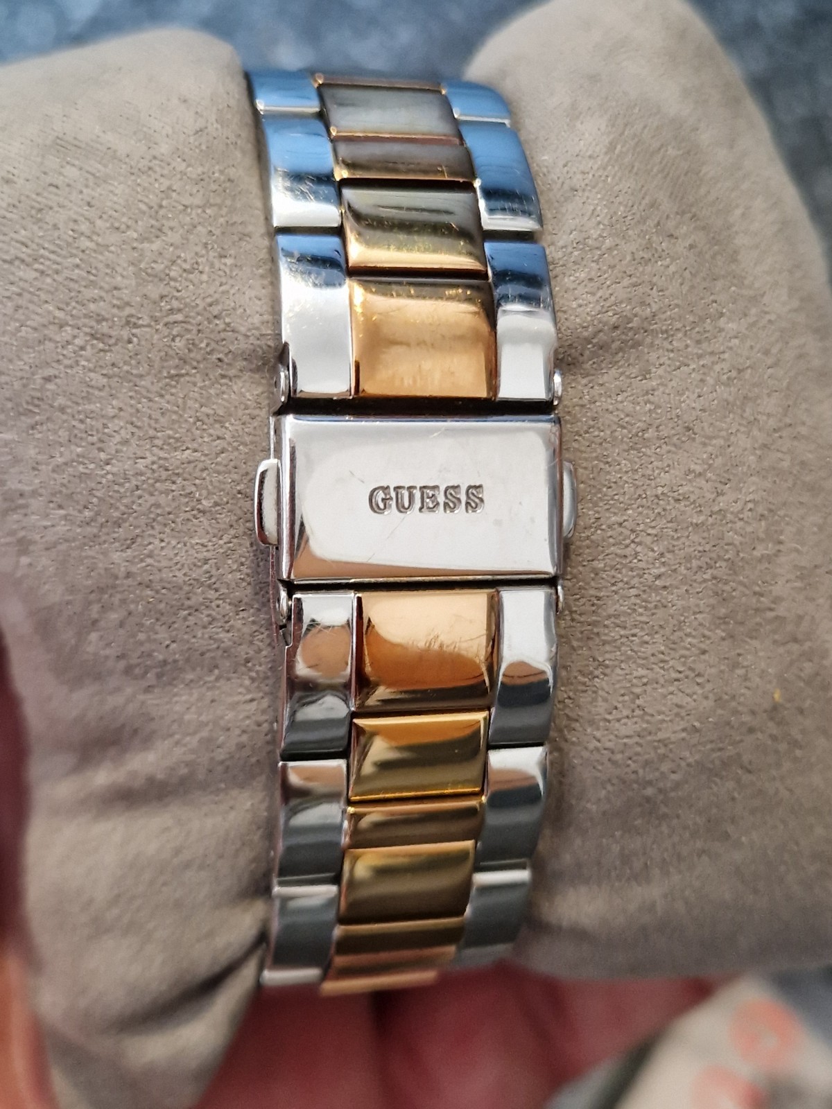 Guess Ladies Viva Range watch W0111L4 pre-loved Great condition