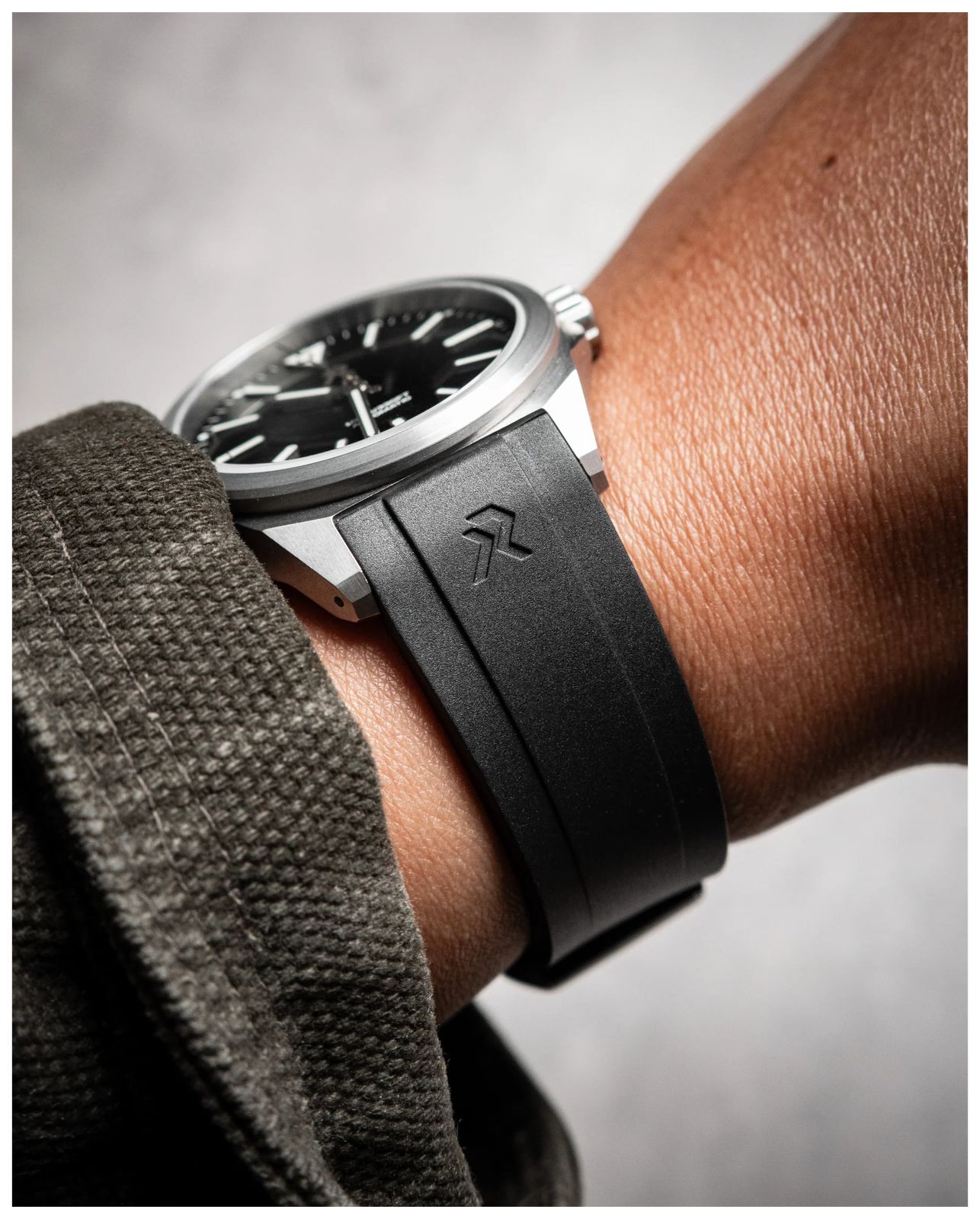 RZE HexaFlex 2.0 Carbon Black FKM Rubber Strap (20mm) – HEXAFLEX 2.0 CB Watch