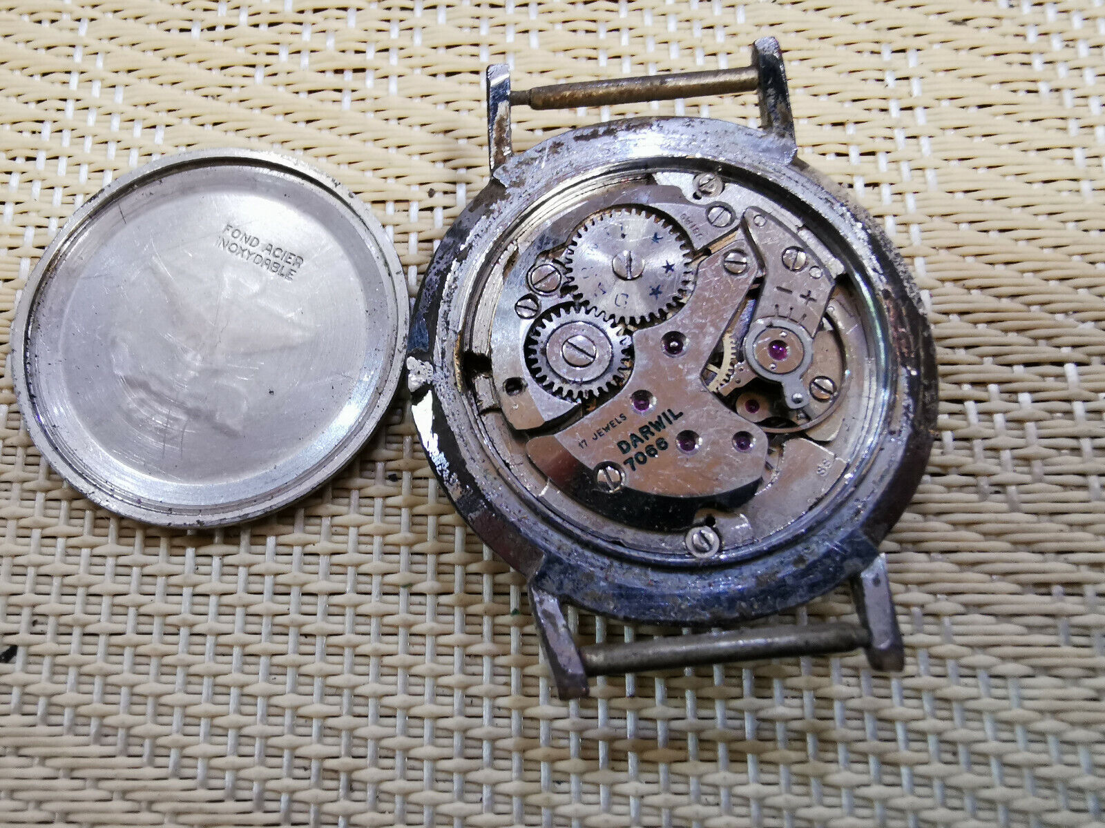 Vintage SWISS MEN Watch DARWIL