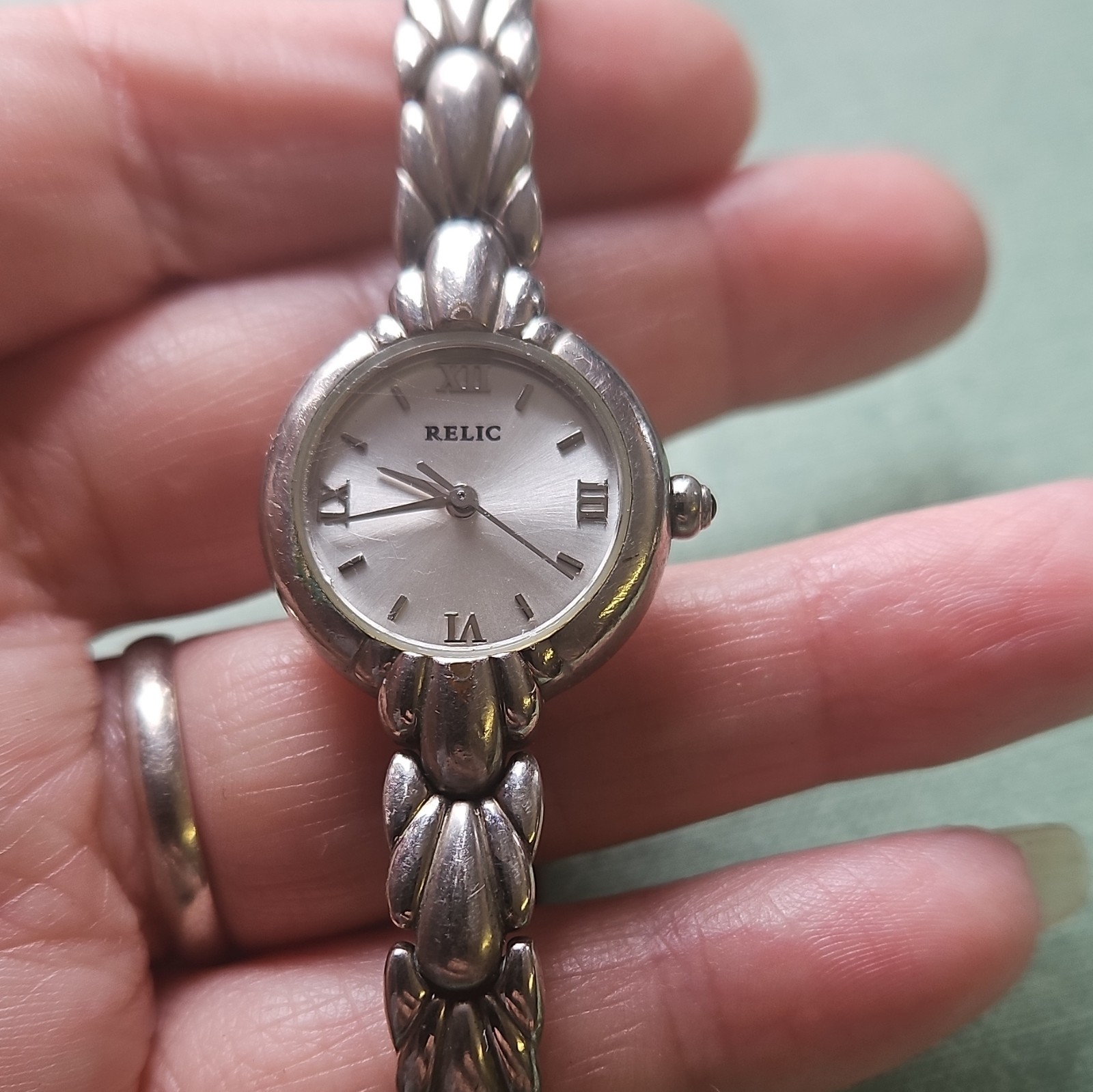Relic Women’s Quartz Analog Wristwatch Silver Dial Roman/Stick Indexes 100m