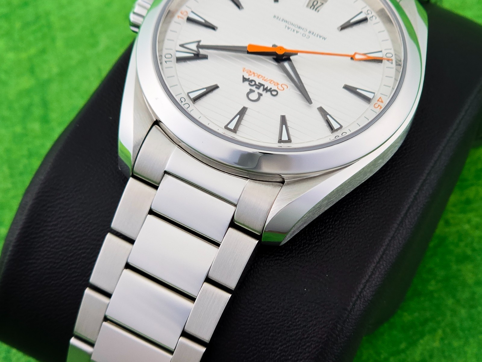 Omega Seamaster Aqua Terra 41mm White dial on Bracelet – Complete set Undated