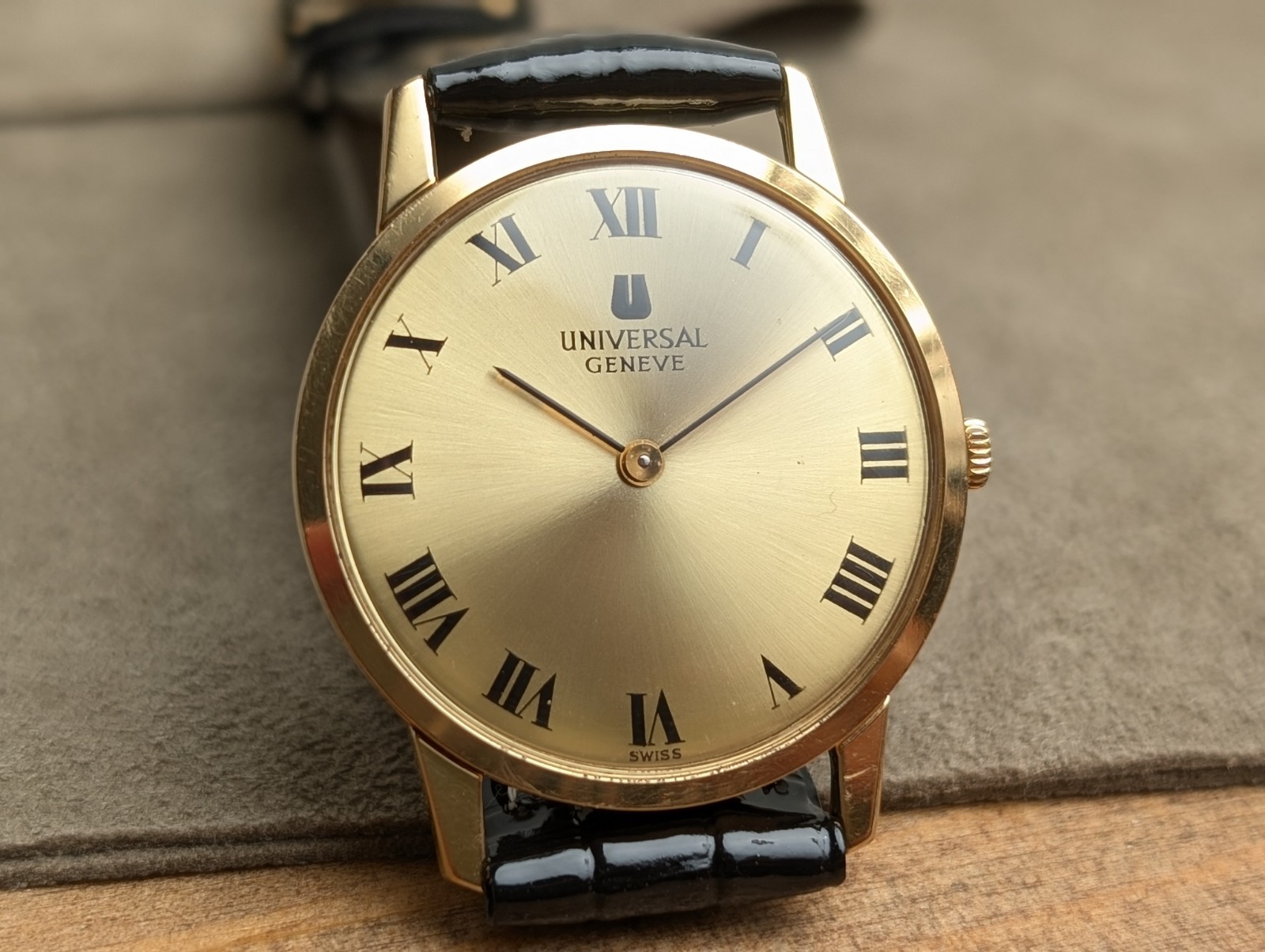 Universal Geneve 542101 Gold Roman Dial Manual wind Men’s Watch Vintage 31mm