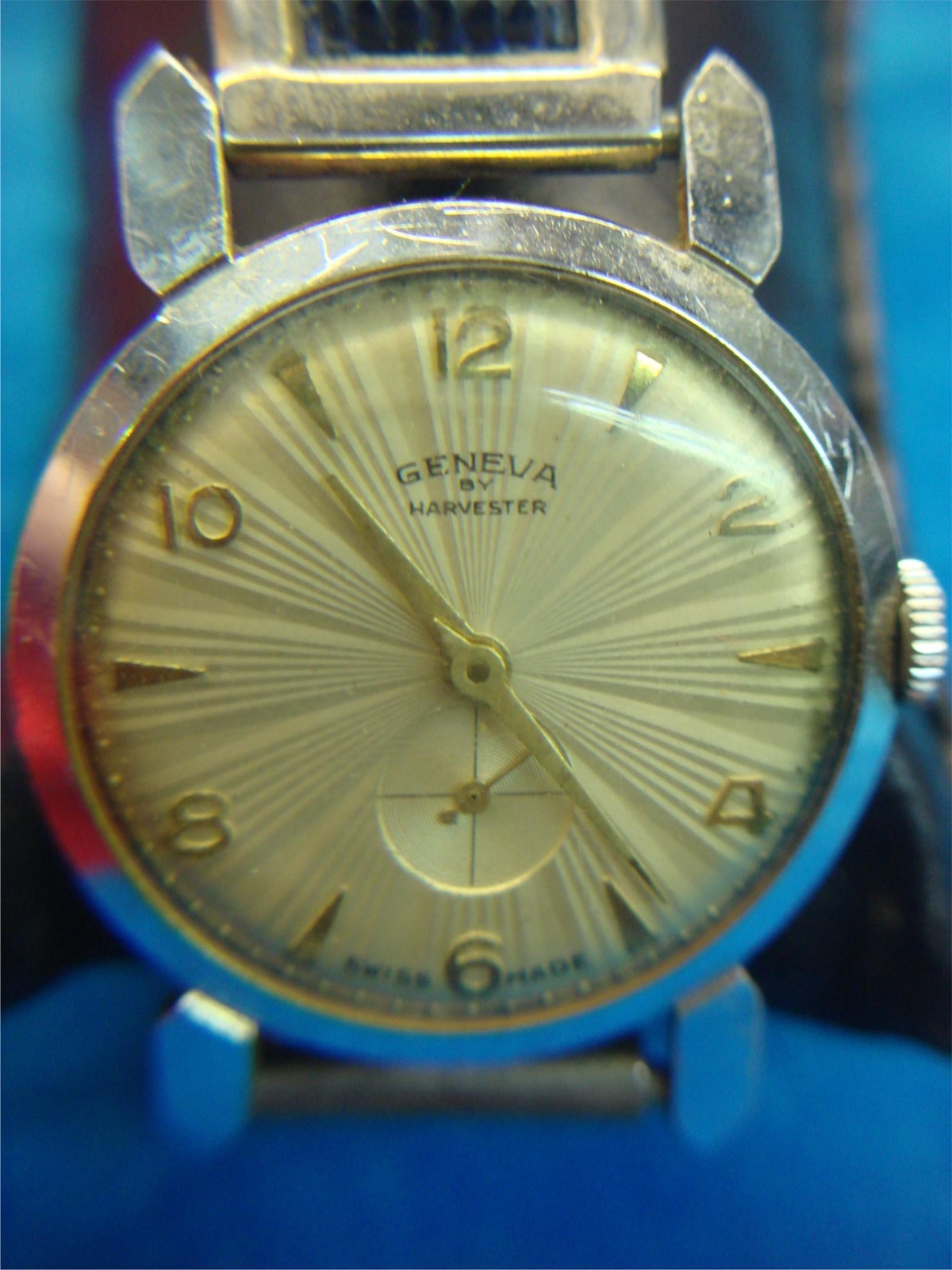 GENEVA BY HARVESTER – VINTAGE WRISTWATCH WITH STARBURST DIAL – RUNNING