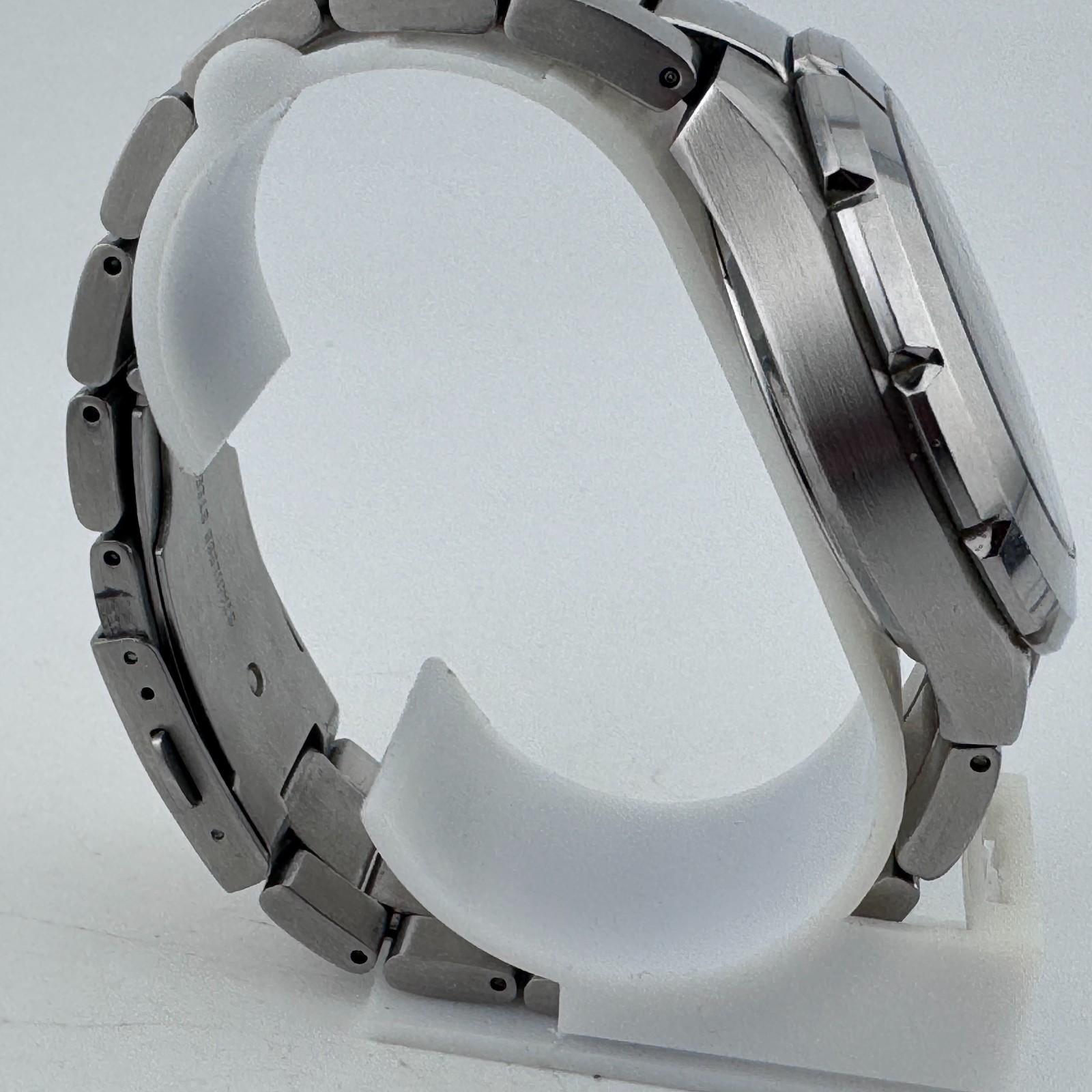 Guess Quartz Watch Men 100m Silver Black Fixed Bezel Day Date New Battery 7.5″