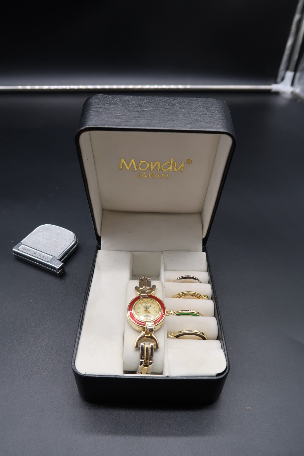 Vtg Mondu Japan Women’s Watch and Case w/ 5 Face Plate Options Keeps Time