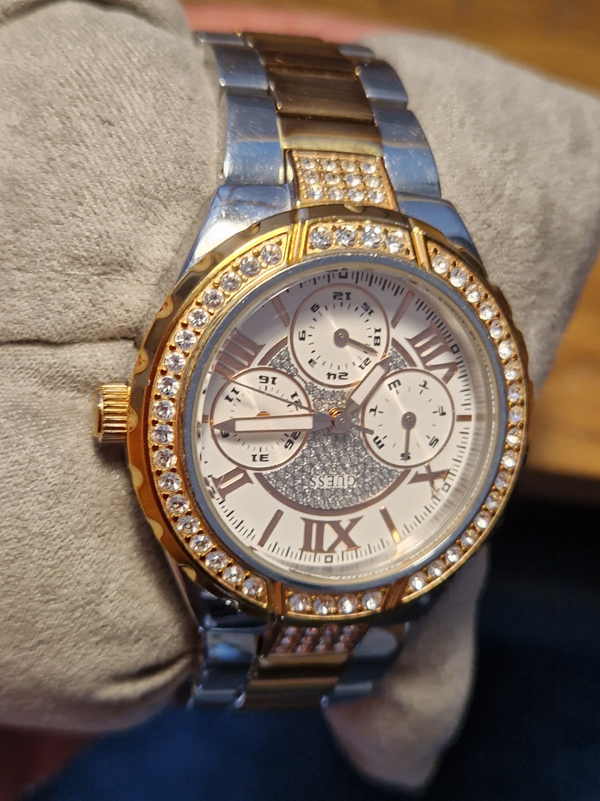 Guess Ladies Viva Range watch W0111L4 pre-loved Great condition