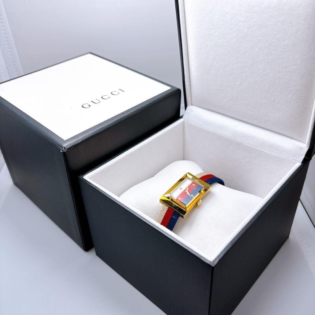 GUCCI 357 GUCCI 147.4 G Frame Bee Shell Square Watch
