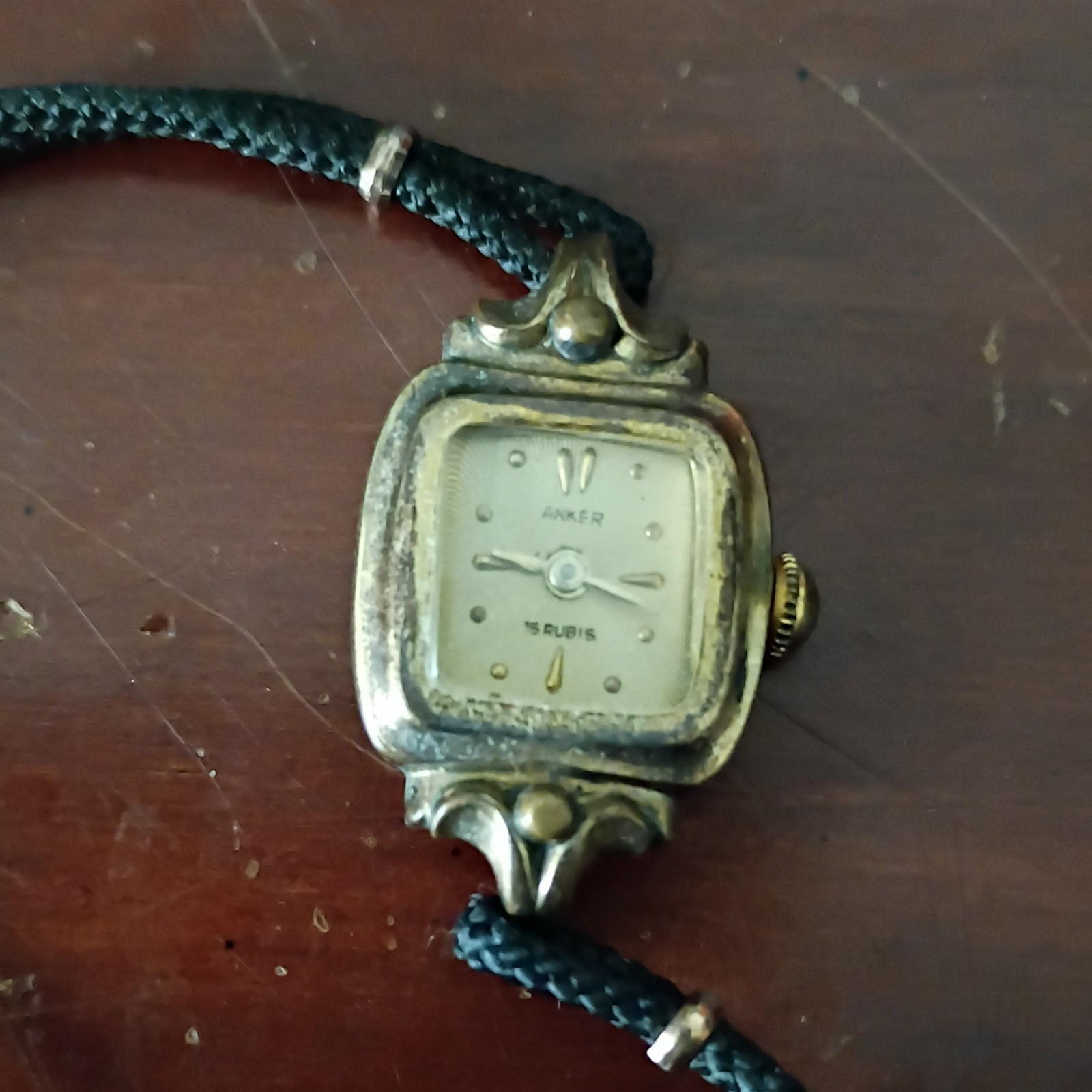 Enker Vintage Women’s Manual Mechanical 15 Jewels Silver Dial Black Leather