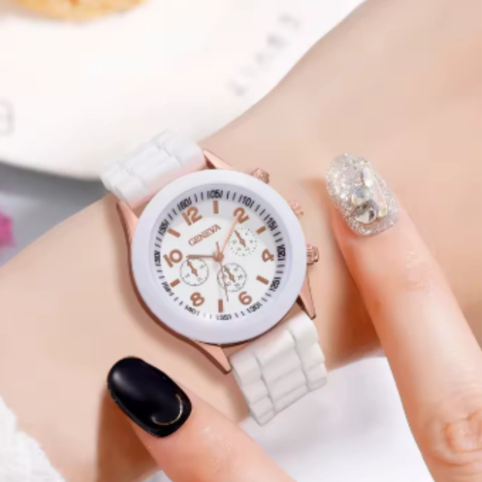 New and stylish white silicone watch for men and women with quartz movement