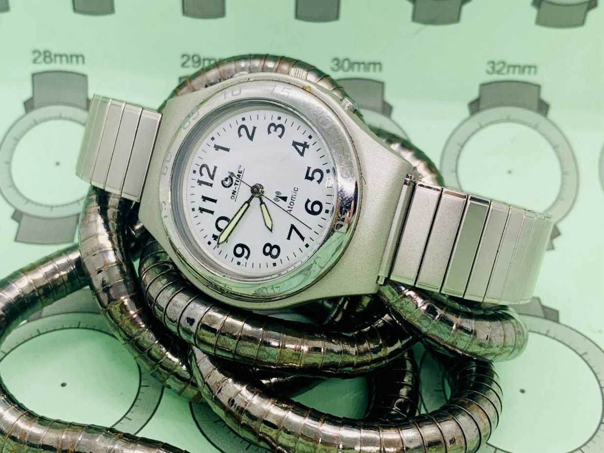 On-Time Atomic Radio-Controlled Silver/White Dial Men’s Stretch Band Watch READ!