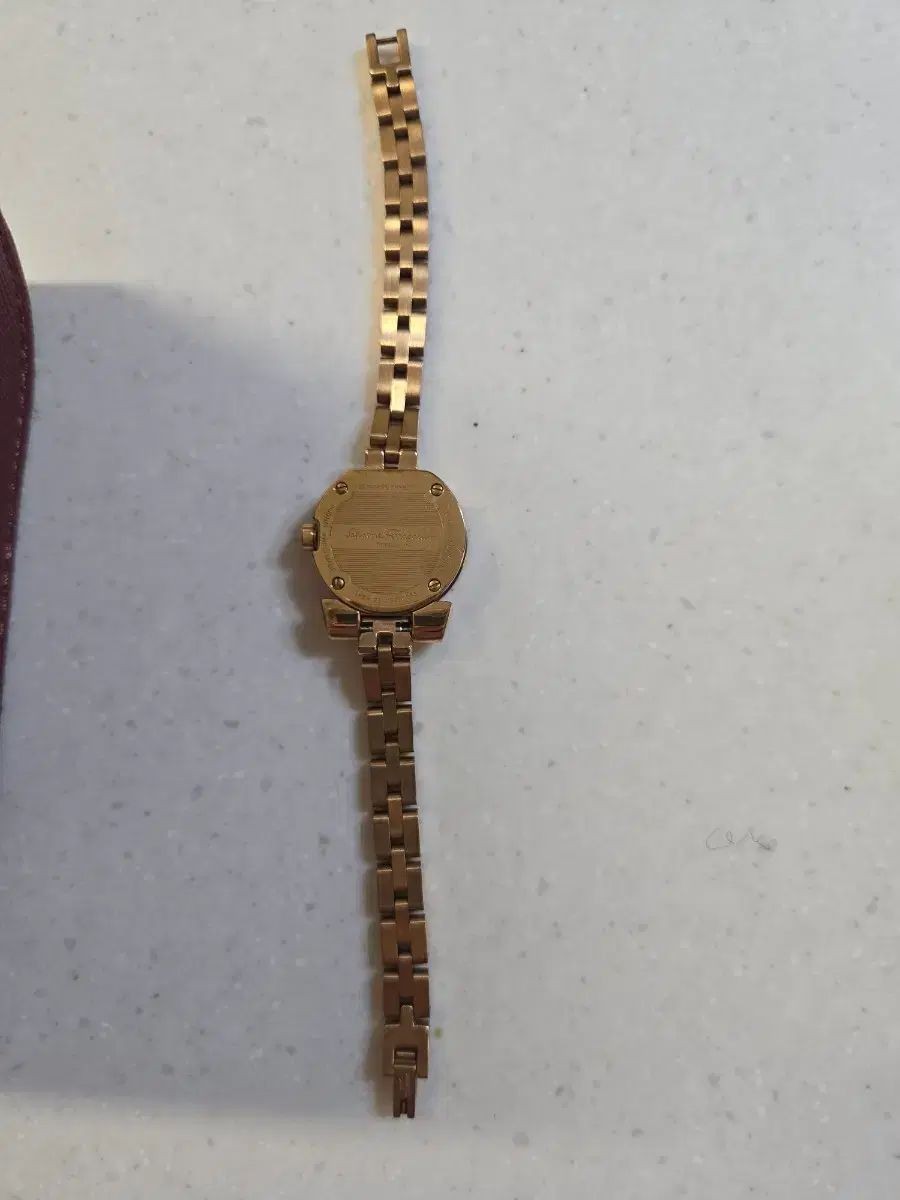 FERRAGAMO Gancini Logo Ladies’ Watch GOLD