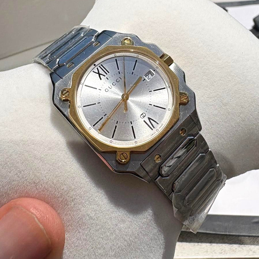 Gucci 1600L 27mm Silver Sunburst Dial Two-Tone SS Bracelet Quartz Date 30m