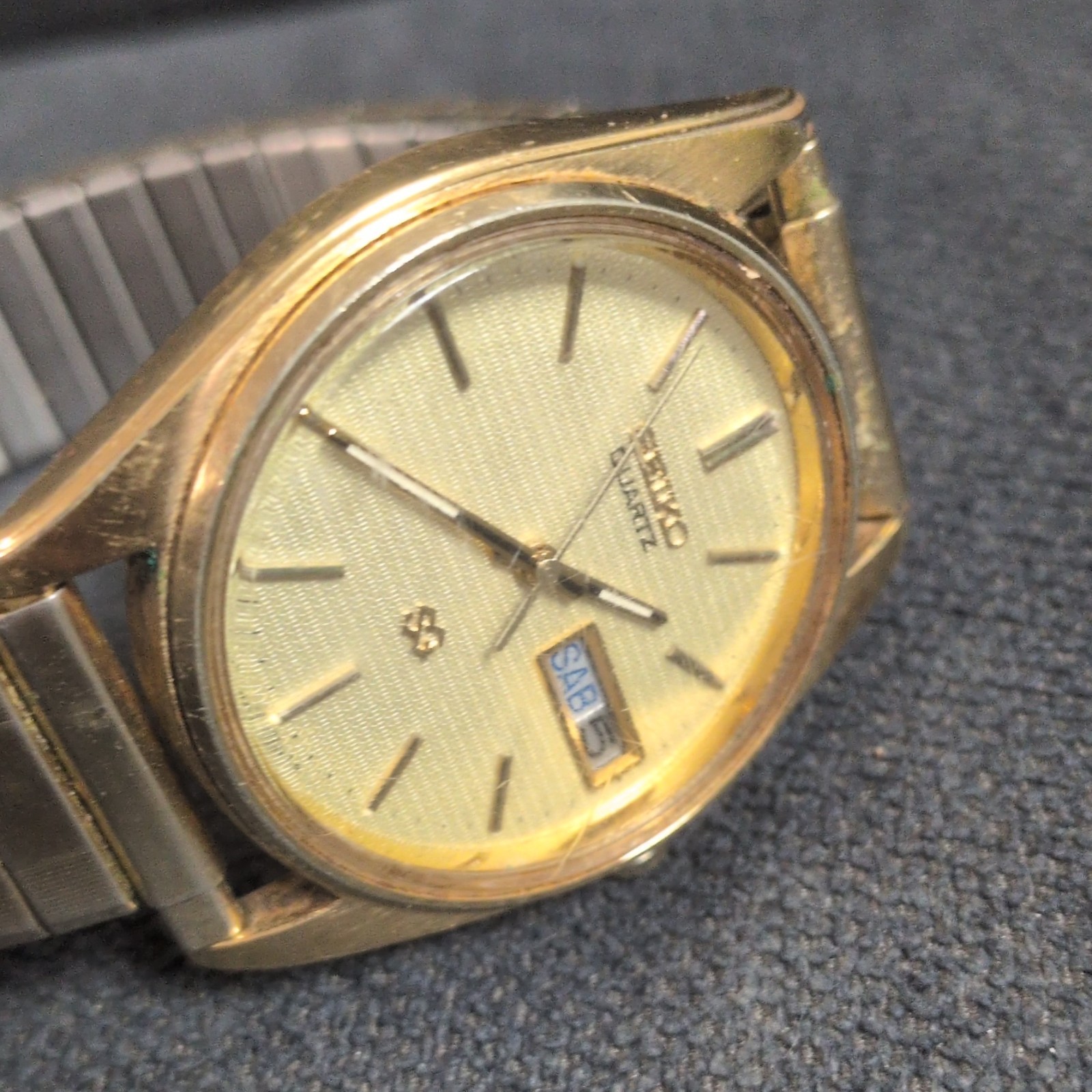 Seiko 5 Vintage Automatic Day/Date Wristwatch Gold Dial Silver Metal Bracelet