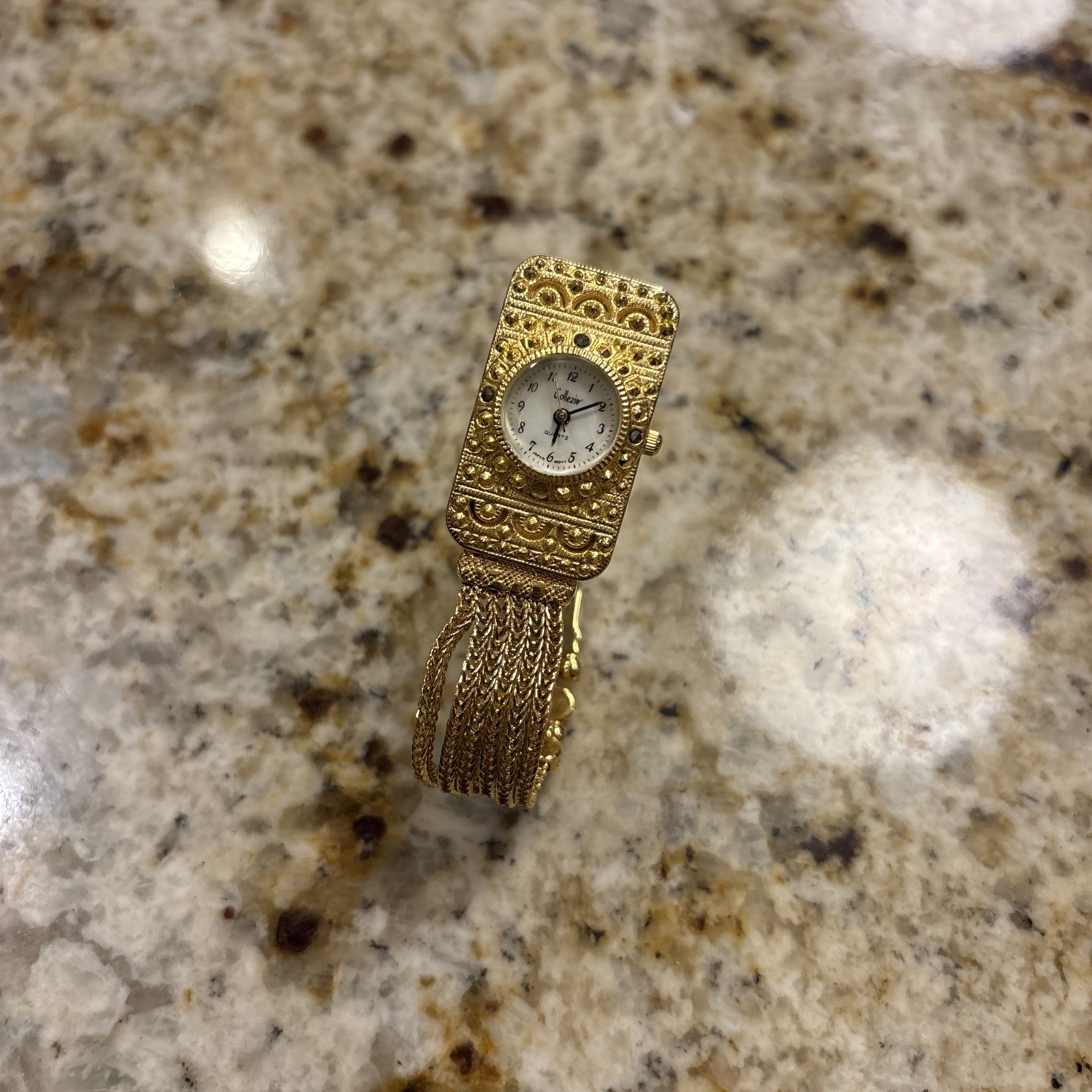 Collezio is Gold Tone Chain Band Women’s Quartz Watch.