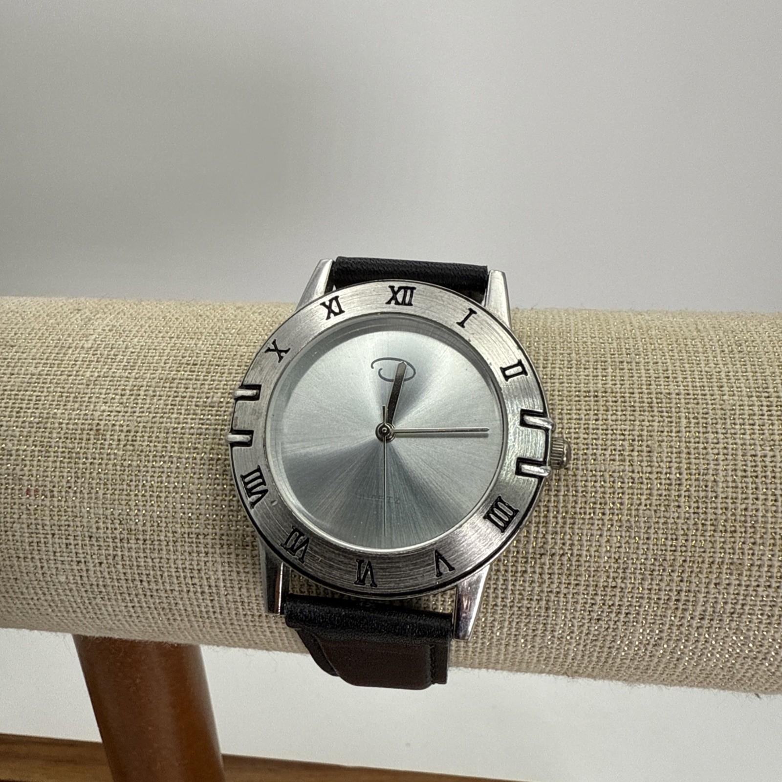 Vintage Oscar De La Renta Parfums Ladies Silver Tone Analog Watch Black Leather