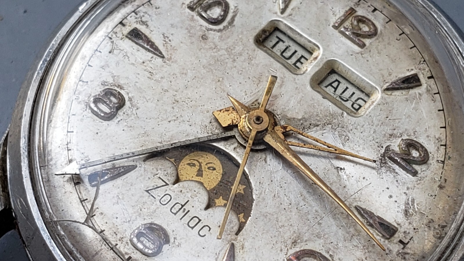 VINTAGE ZODIAC CAL 1100 MOONPHASE TRIPLE DATE MECHANICAL MENS WATCH