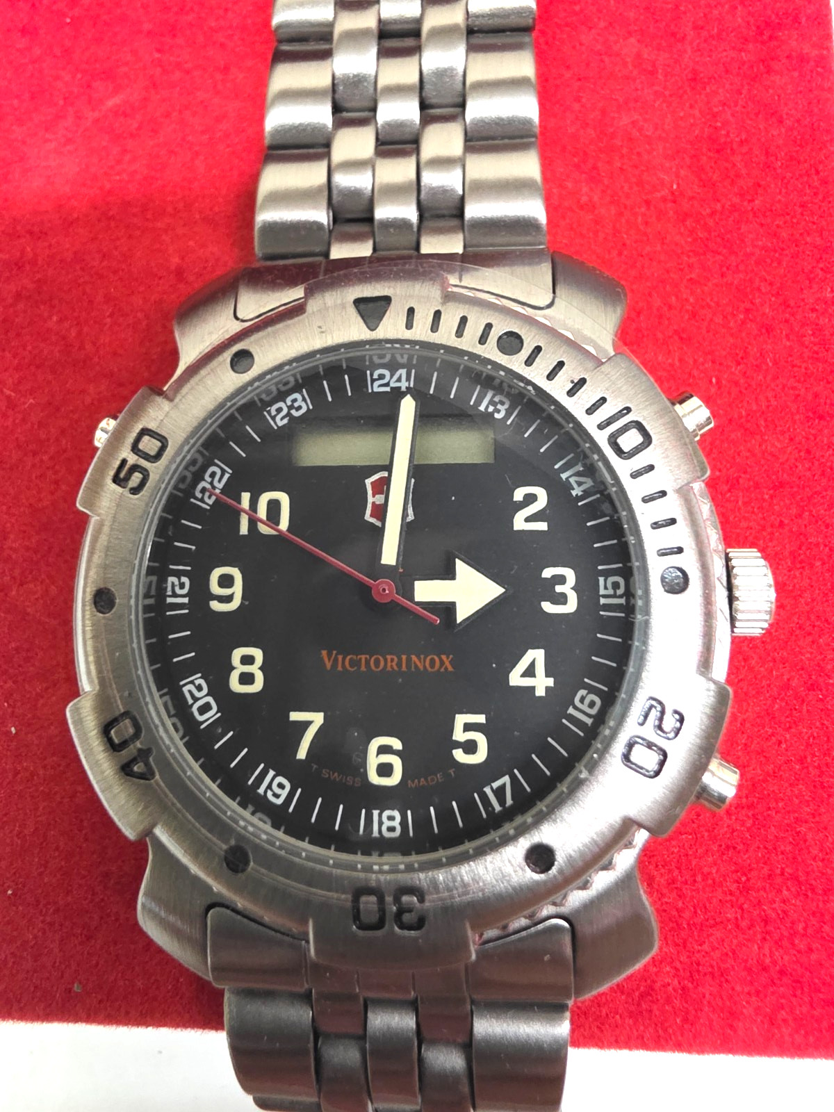 Victorinox Swiss Army Summit Stainless St Black Dial Men’s Watch model 35098 NIB