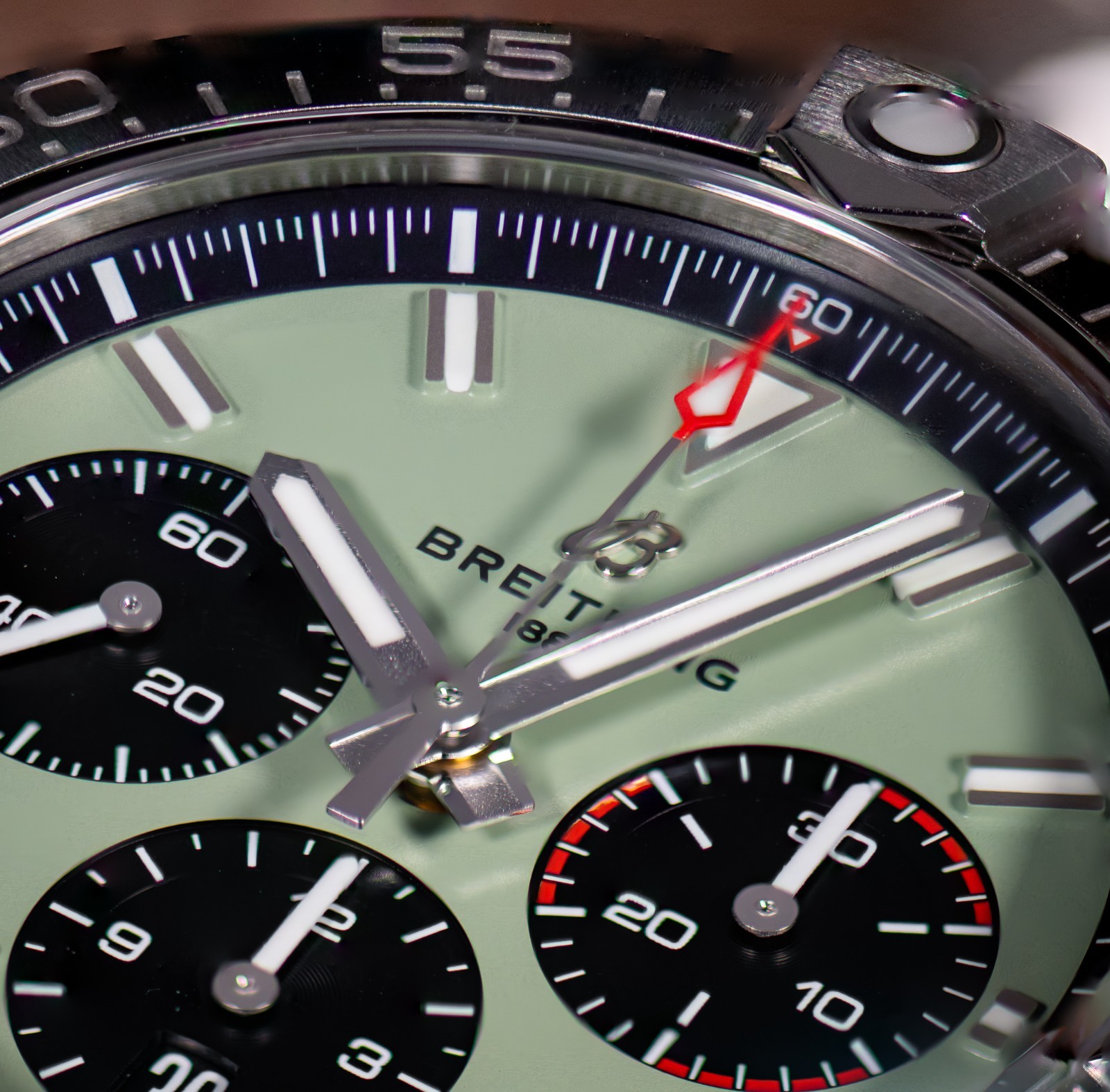 2025 Breitling Avenger B01 Chronograph 44 w/Green Dial