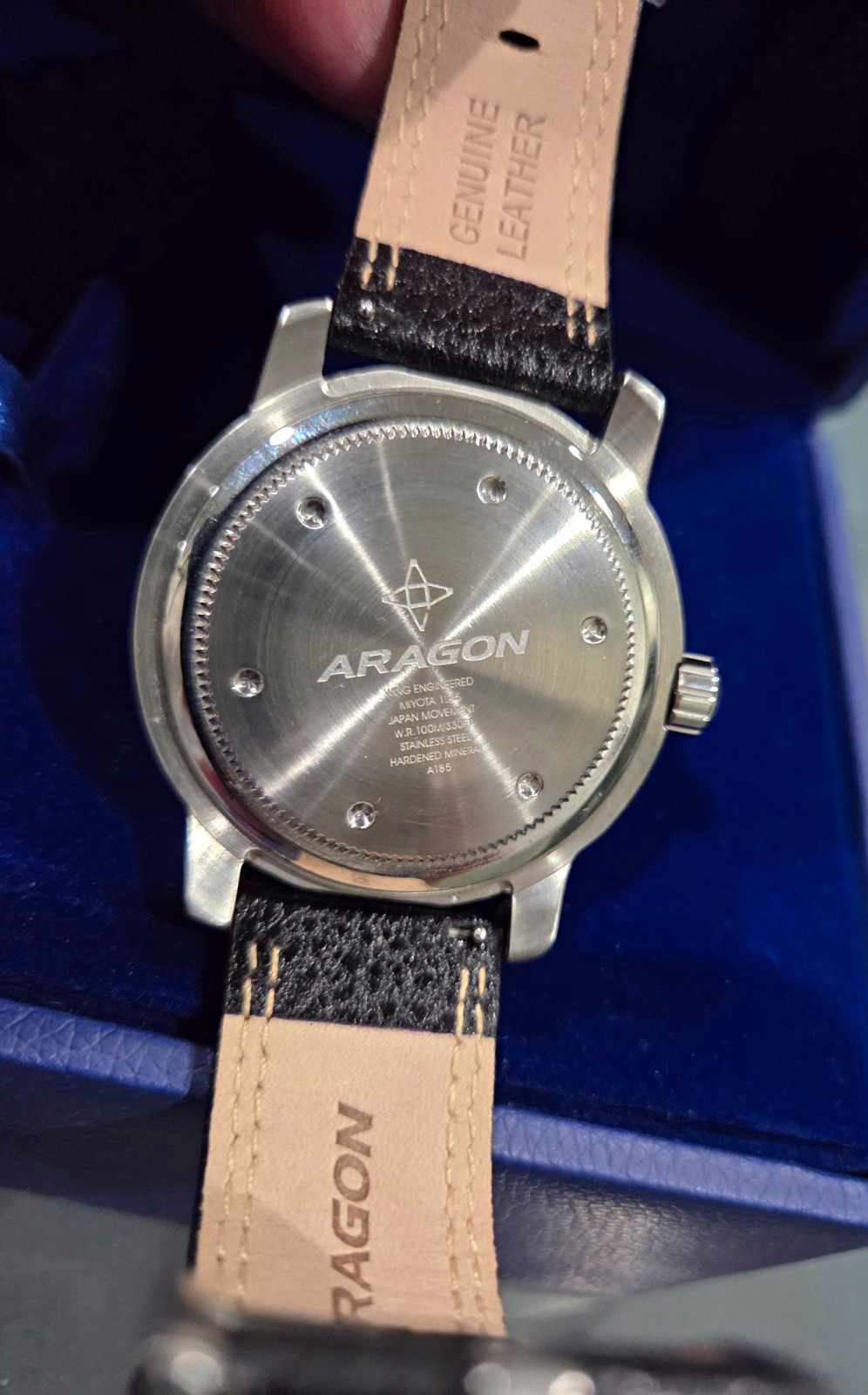 ARAGON Anviator Men’s Quartz 43mm Dragon Dial 100m Black Leather Strap Box