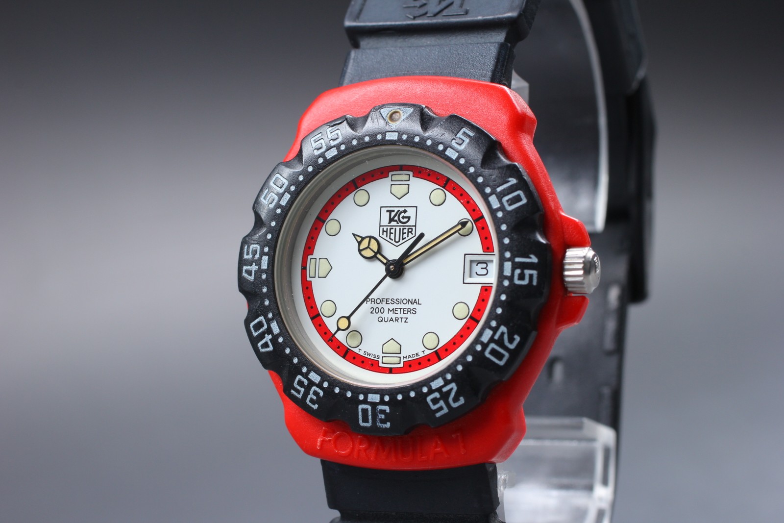 Near MINT TAG Heuer Formula 1 385.513/1 White Red Dial Quartz 34mm Men’s Watch