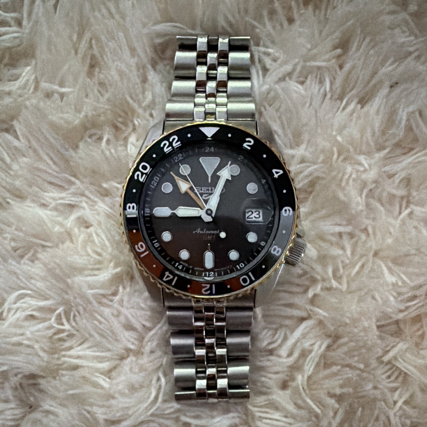 Seiko 5 Men’s Automatic Watch Black Dial Date Black/Gold Bezel 42.5mm