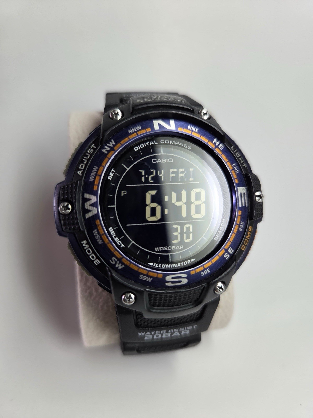 Casio SGW100 Twin Sensor Negative Display Compass Thermometer New Battery
